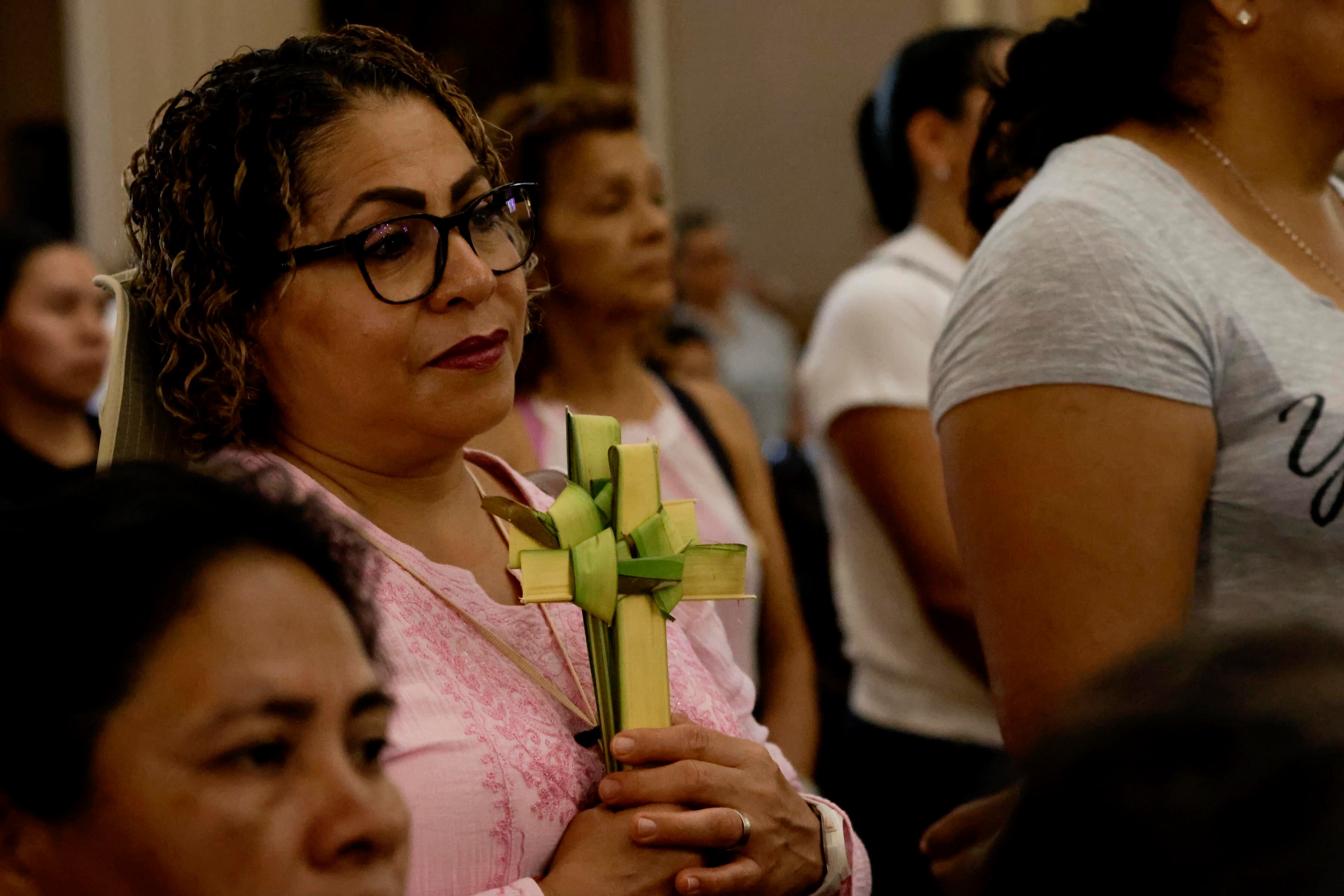 24/03/2024. Catedral Metropolitana, San José. Hora: 10:30 a.m. Misa Solemne de la Pasión del Señor presidida por el arzobispo de San José, moseñor José Rafael Quirós. En la foto, Cristian Campos. Fotos: Mayela López