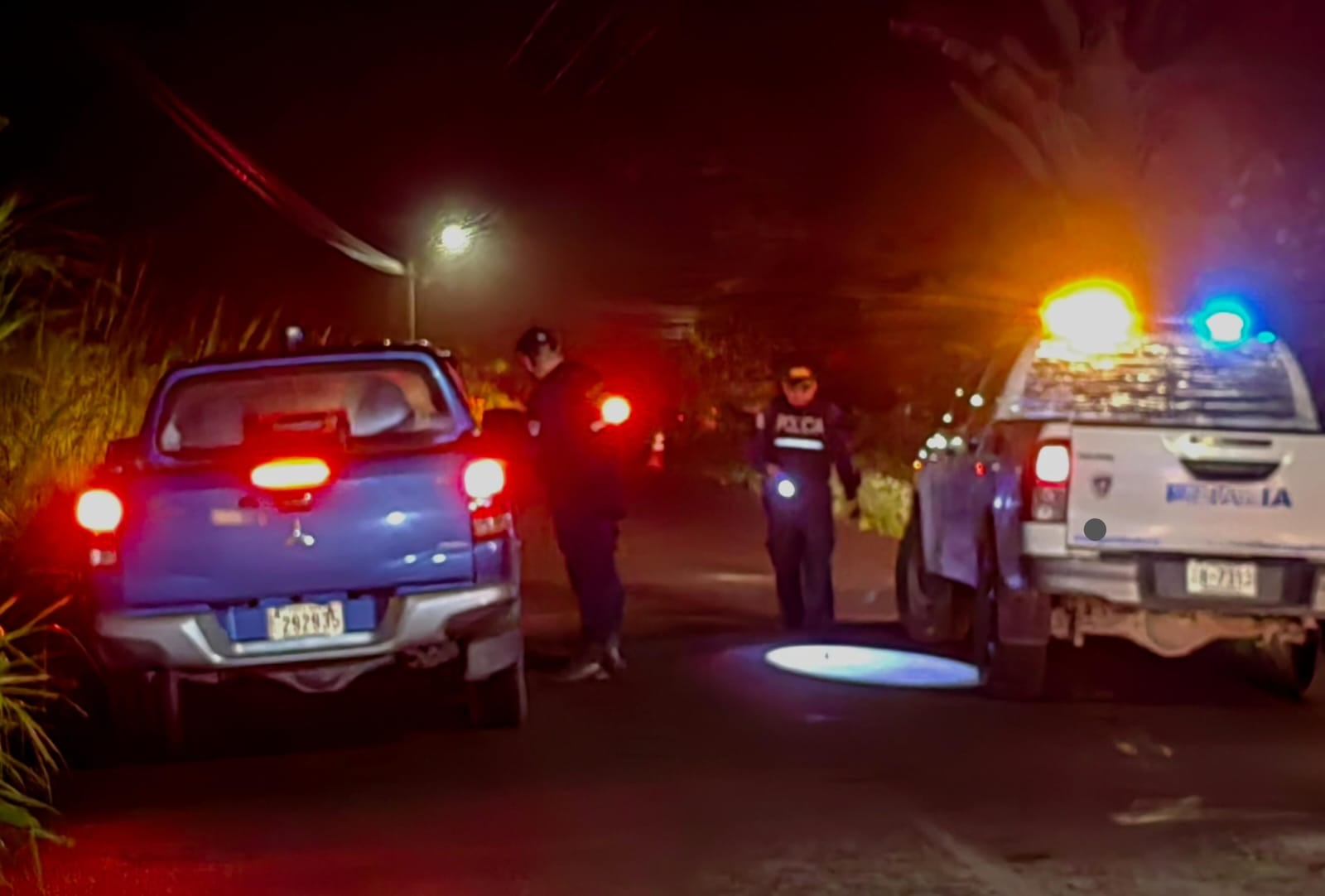 Agentes judiciales y de Fuerza Pública custodian la escena donde una mujer fue asesinada a balazos en un precario de Carrandí, en el cantón de Matina, Limón.