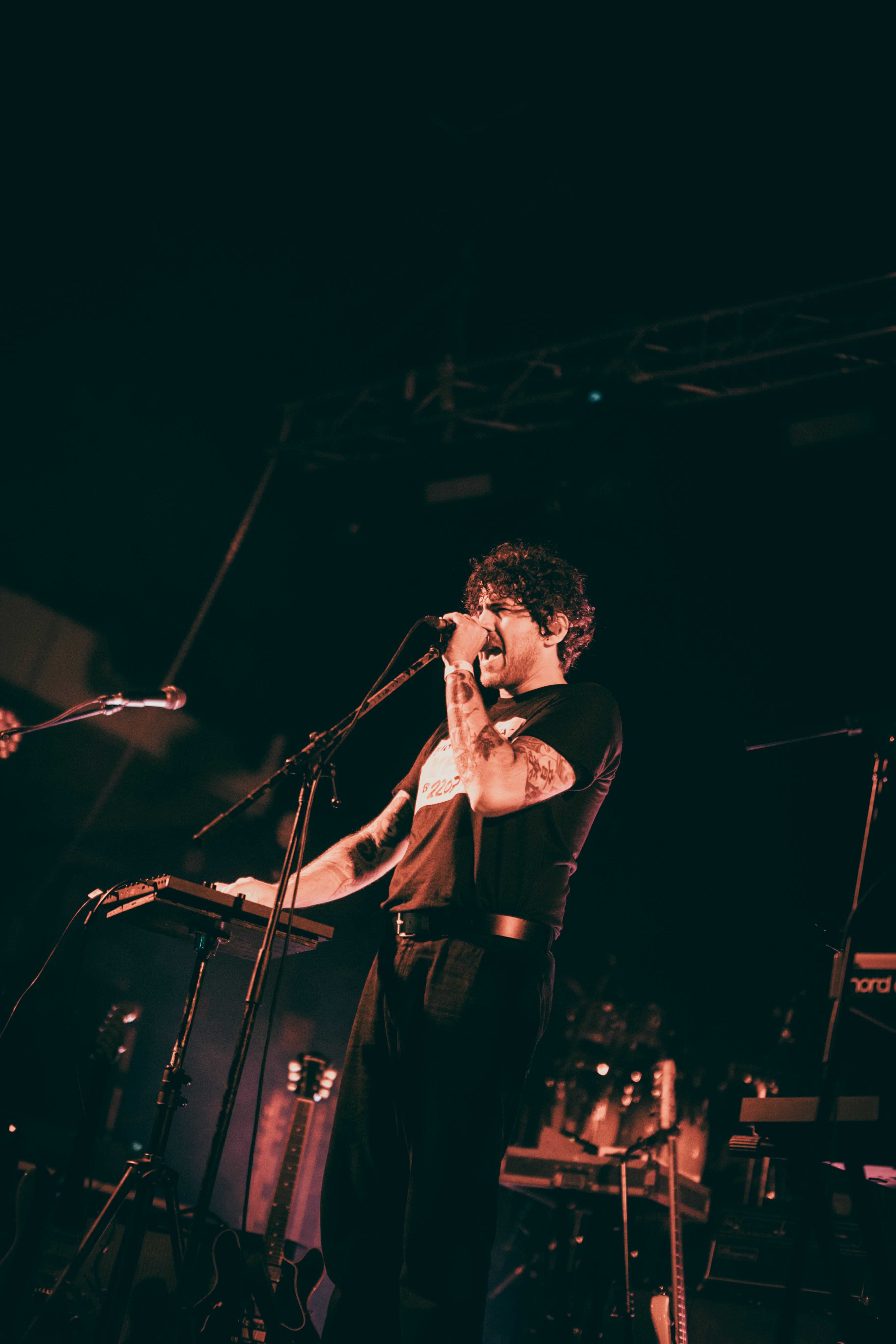 El músico costarricense Felipe Pérez sobre la tarima en concierto.