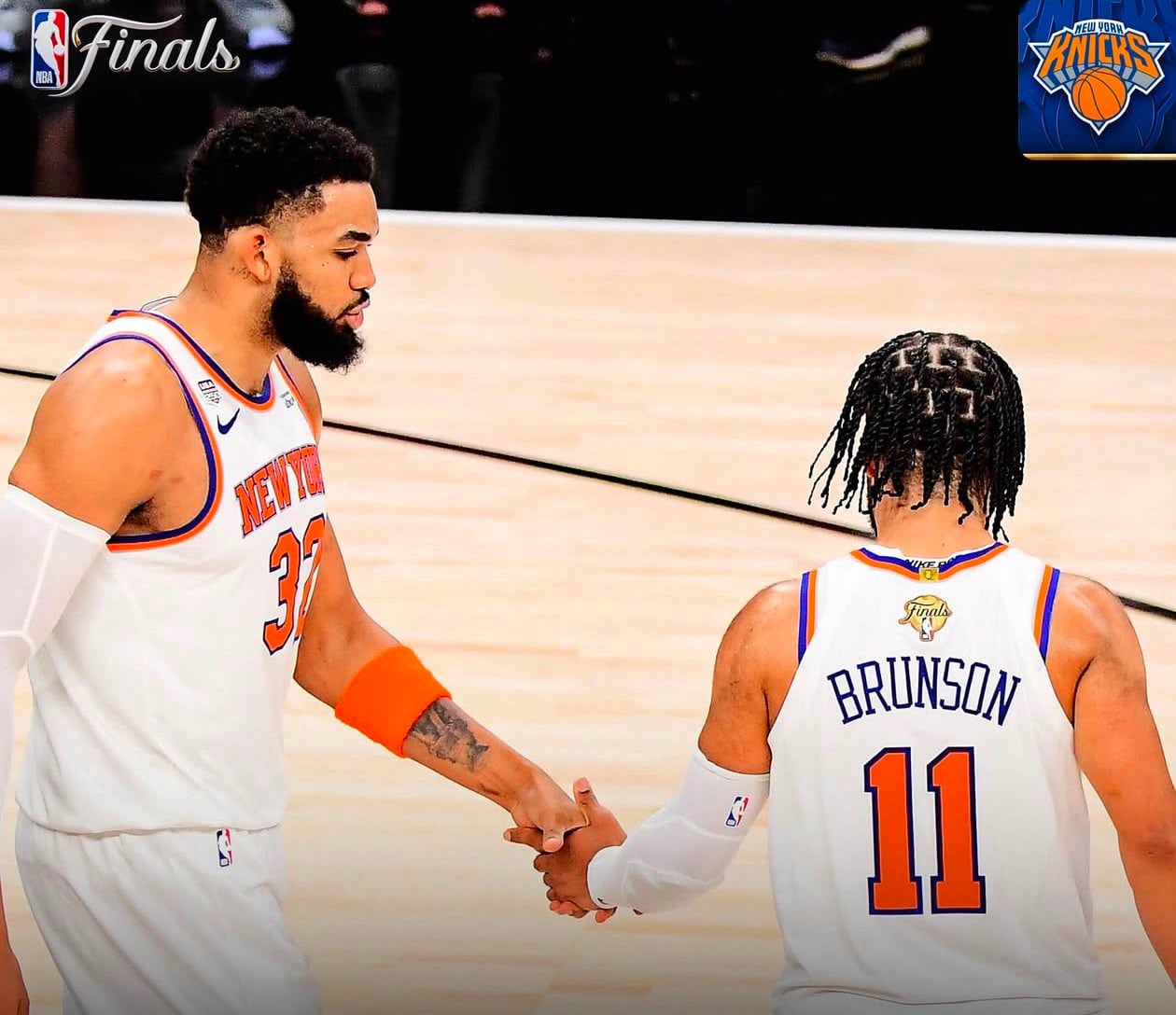 Karl-Anthony Towns y Jalen Brunson durante el primer juego de las Finales de la NBA 2025-26.
