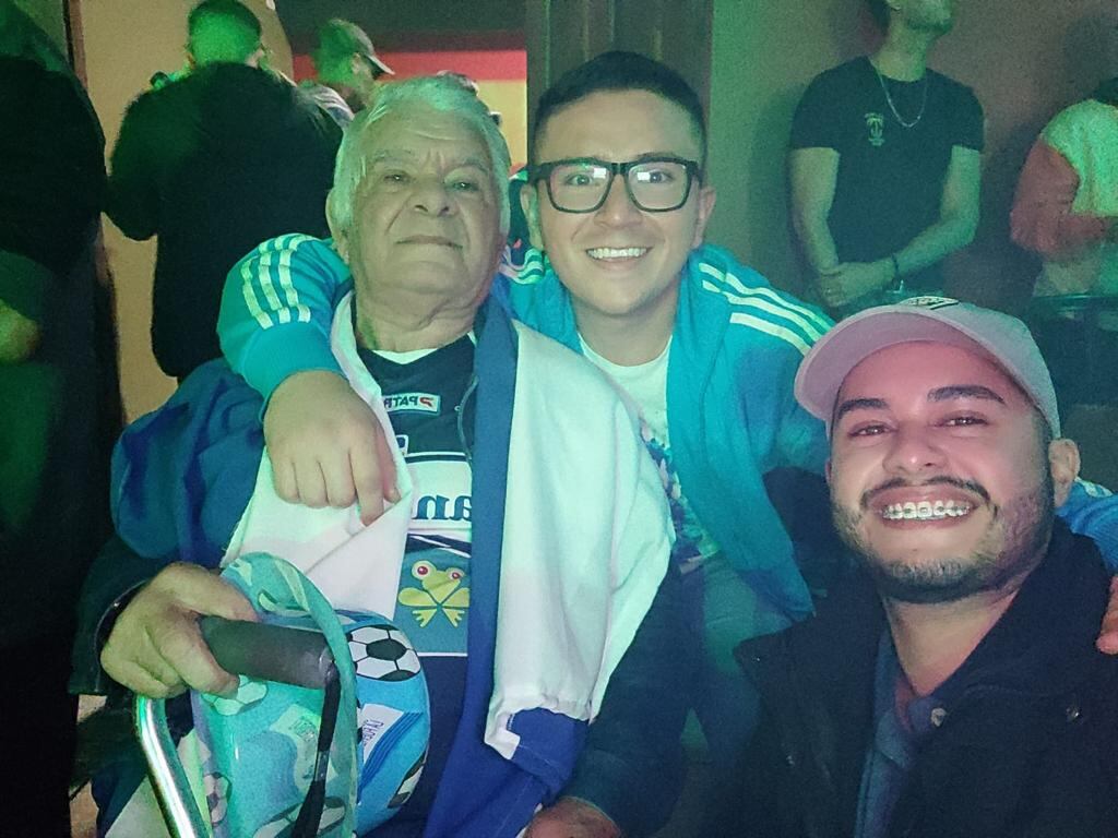 Abuelo esperó 80 años para ver a Cartago, Don Carlos Méndez vio la final con sus nietos Christopher Méndez y Joan Montes. Foto: (Cortesía)