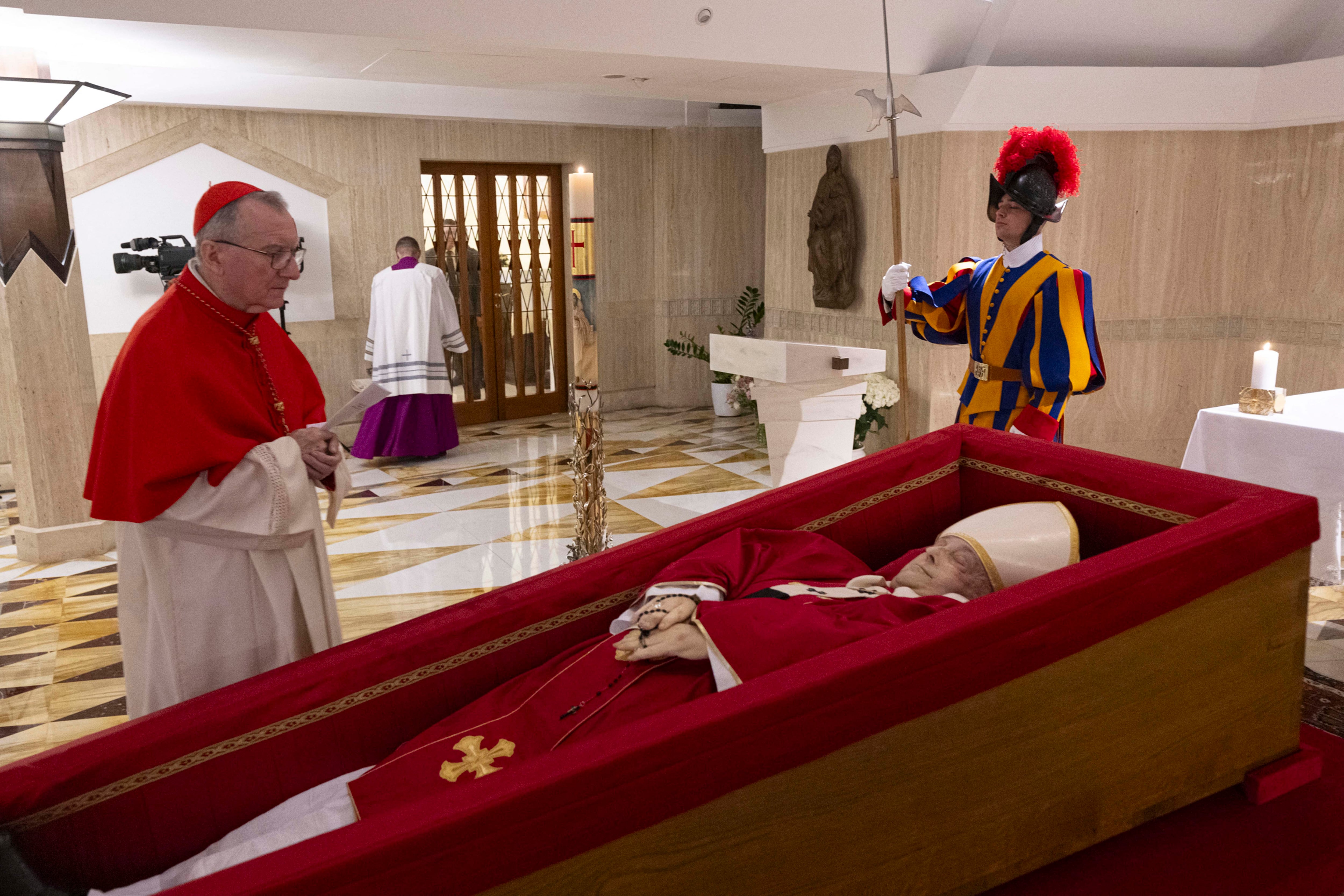 El Papa Francisco en su ataúd abierto durante el rito de la Confirmación de la Muerte del Pontífice en la Capilla de Santa Marta, en el Vaticano. Fotografía: