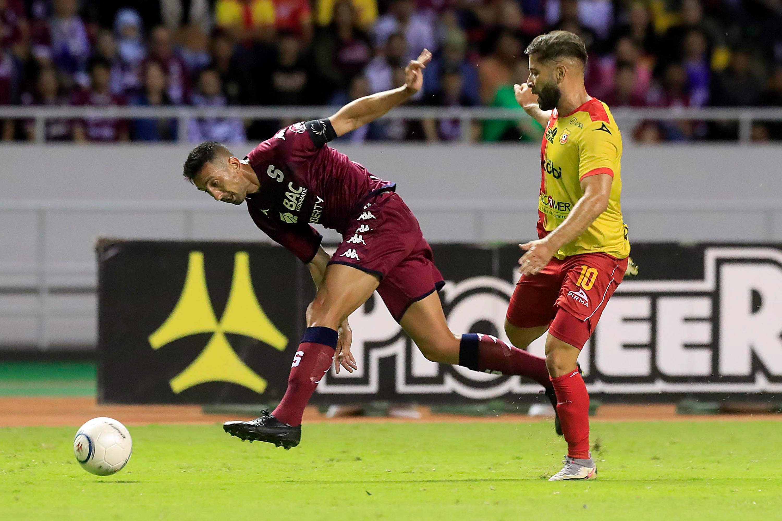 18/07/2023 Estadio Nacional. El Deportivo Saprissa se enfrentó al Club Sport Herediano por la Supercopa. Mariano Torres y Elías Aguilar.