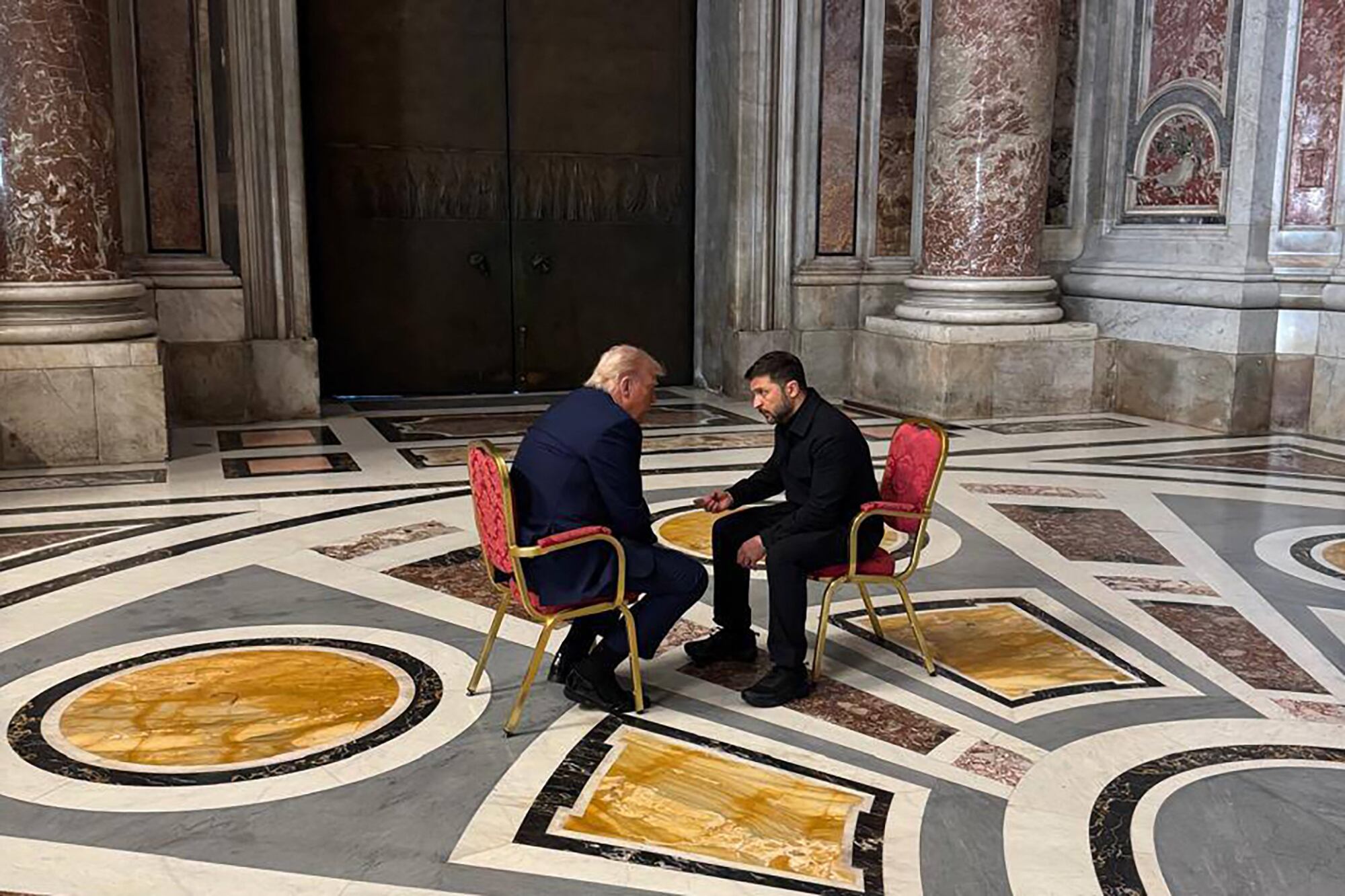 El presidente ucraniano, Volodymyr Zelensky (der.), reunido con el presidente estadounidense, Donald Trump (izq.), al margen del funeral del Papa Francisco en la Basílica de San Pedro del Vaticano este sábado. Fotografía: