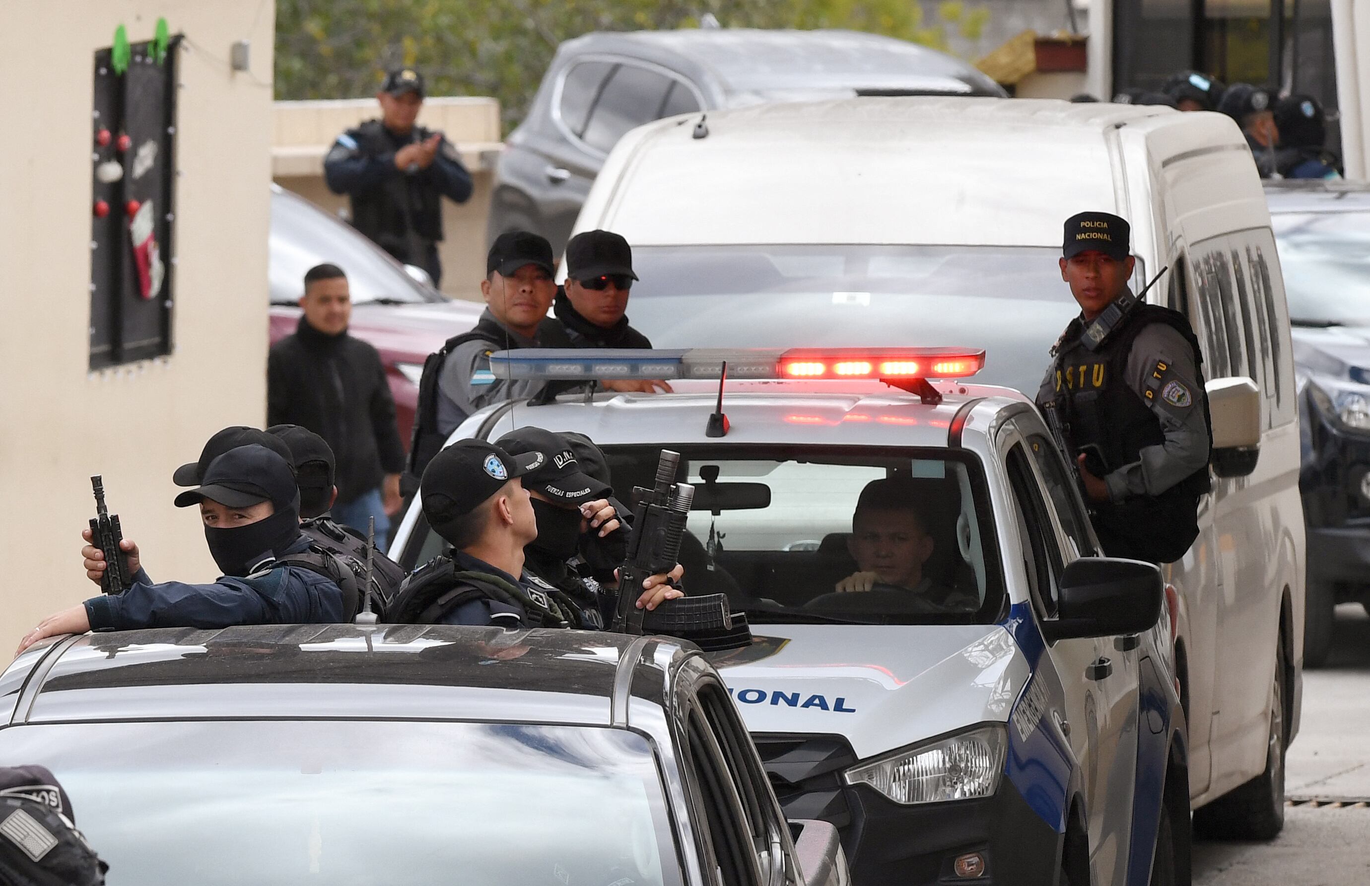 Fuerzas especiales de la policía escoltan una camioneta en la que presuntamente se transporta al exjefe del Estado Mayor Conjunto de Honduras, general Romeo Vásquez, a una audiencia judicial en Tegucigalpa, Honduras.