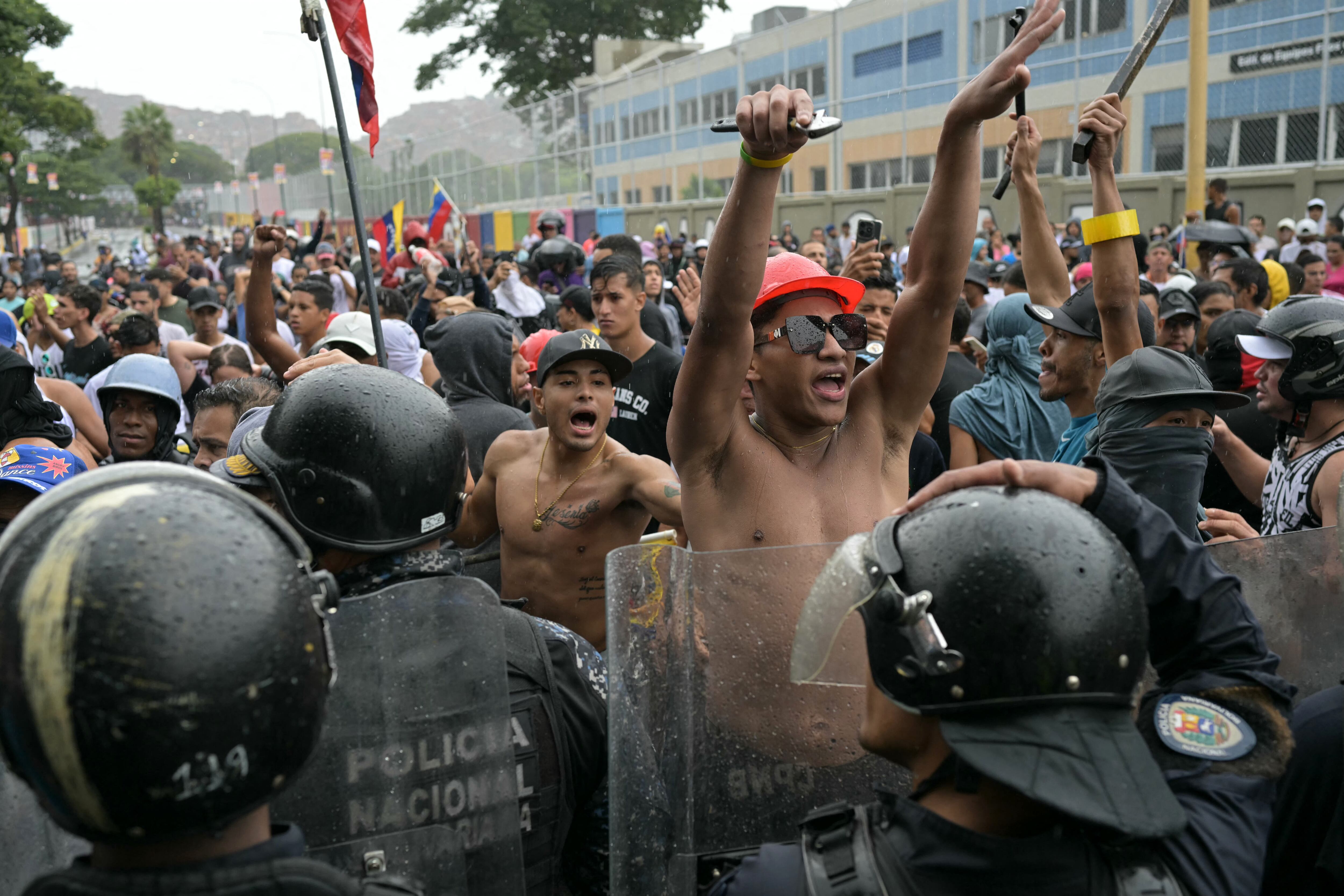 Opositores al régimen de Nicolás Maduro tomaron las calles de Caracas, en Venezuela. Sostienen que no están seguros de los resultados electorales de de este domingo. Foto: AFP