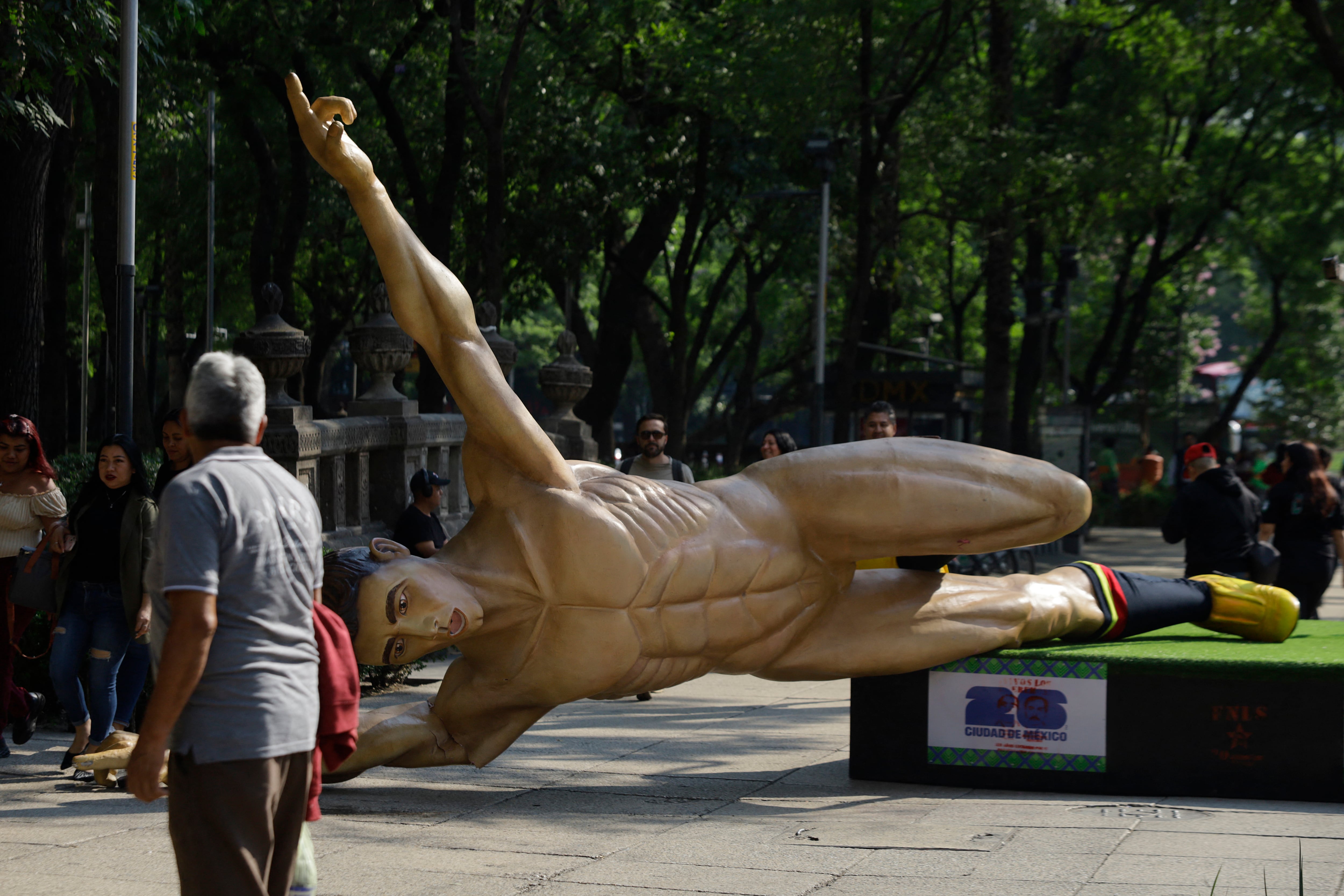 Como parte de las protestas de educadores, estas estatuas alusivas al Mundial 2026 fueron derribadas en Ciudad de México.