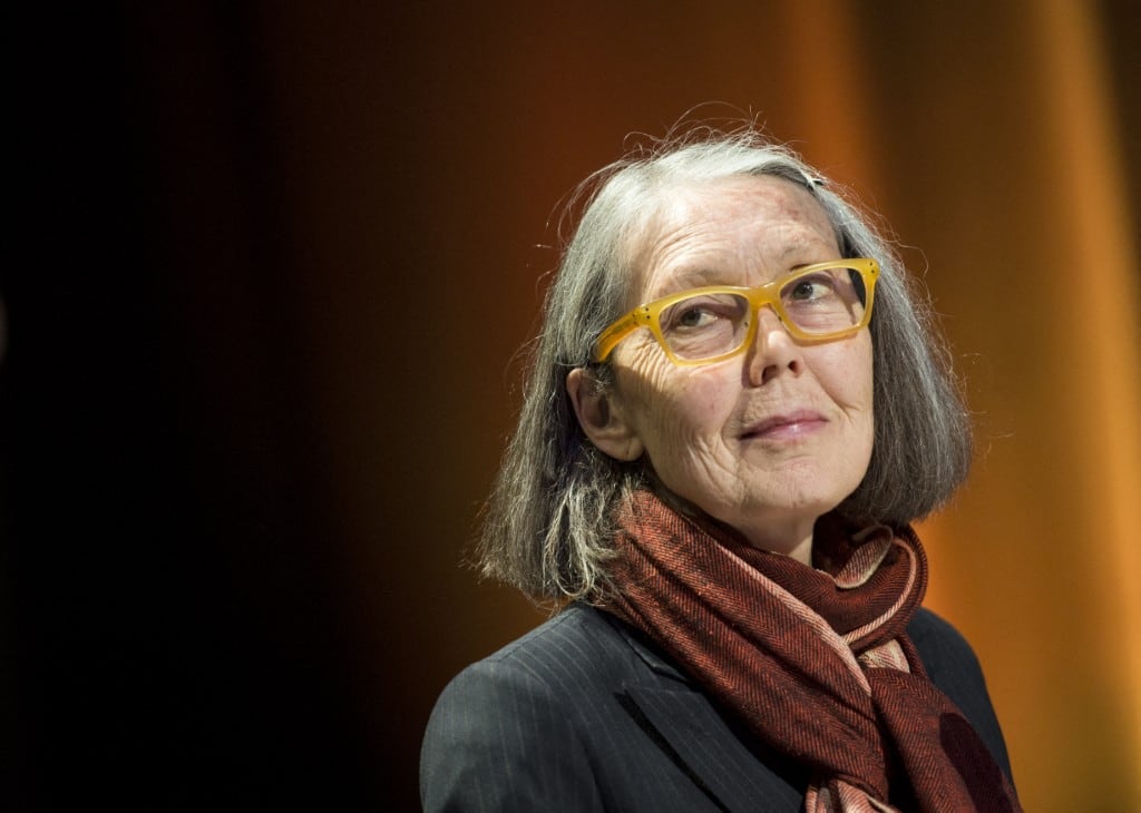 La poeta canadiense Anne Carson interpreta su obra Antigonick en la galería de arte Moderna Museet, en Estocolmo, Suecia, el 8 de mayo de 2015.