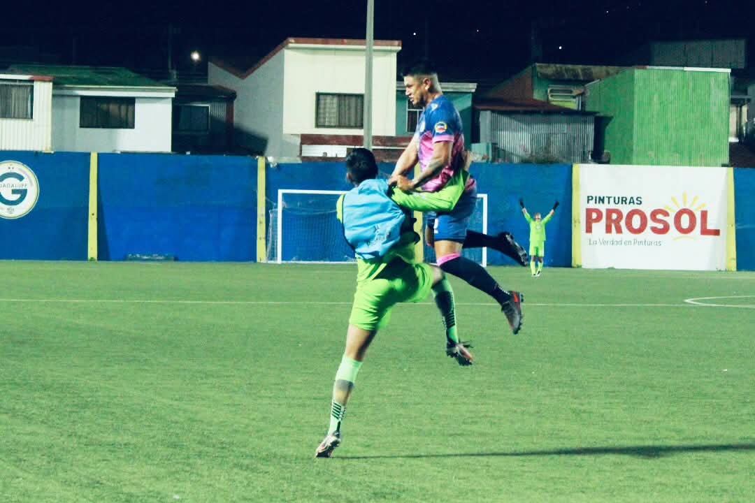 René Miranda (der.), de Guadalupe, festeja el gol que le anotó al Inter San Carlos en la semifinal del Apertura de la Liga de Ascenso.
