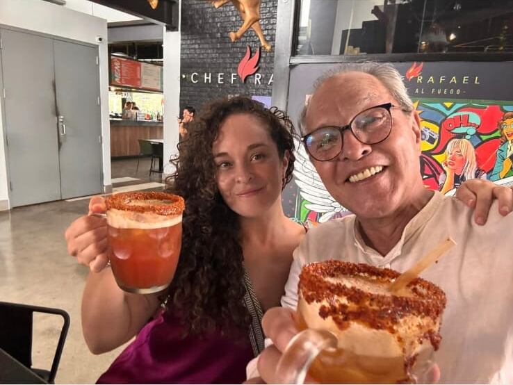 El actor Gustavo Rojas compartió una bebida en celebración con su hija María Andrea Rojas.