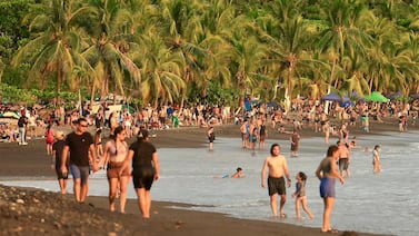 Playa Herradura en Semana Santa: sol, toldos y cientos de visitantes llenan la costa