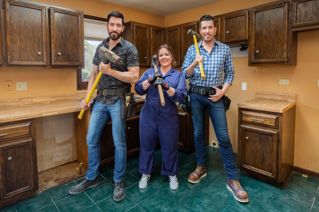Programa 'Renovaciones con celebridades', en el que participan Brad Pitt, Melissa McCarthy y Rebel Wilson, quienes se unen a los famosos hermanos Jonathan y Drew Scott. Fotografía: HGTV para La Nación
