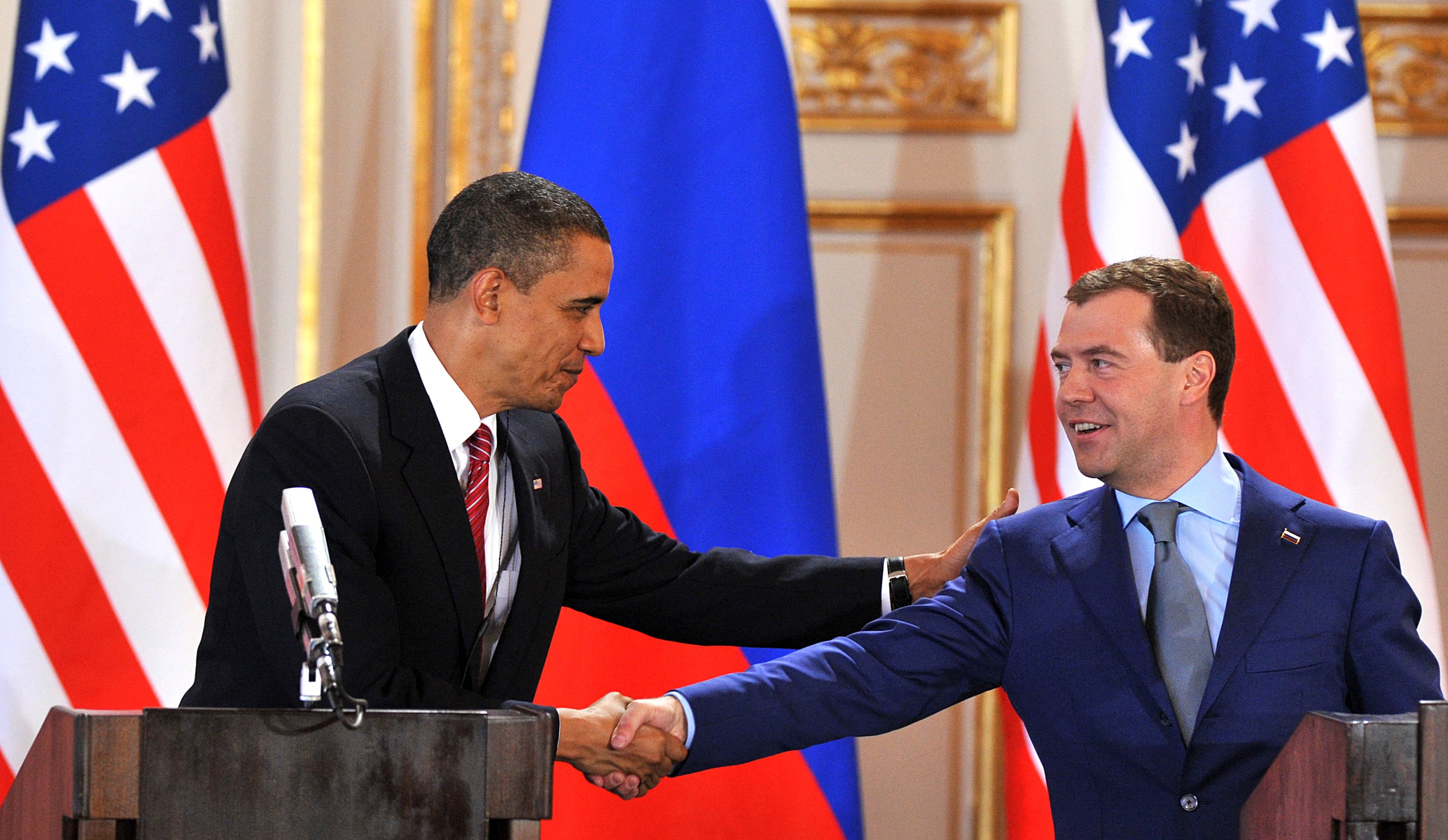 El presidente ruso, Dmitri Medvédev (der.), estrecha la mano del presidente estadounidense, Barack Obama (izq.), durante una conferencia de prensa tras la firma de un histórico tratado de desarme nuclear en el Castillo de Praga, Praga, el 8 de abril de 2010. Fotografía: