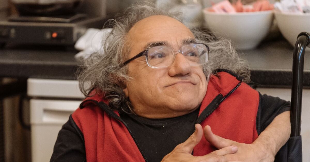 Nabil Shaban nació en Jordania con osteogénesis imperfecta y fue criado en el Reino Unido.