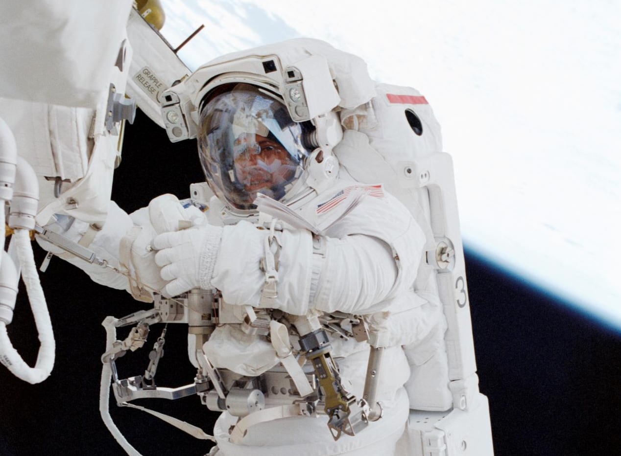 Chang-Díaz durante una caminata espacial que realizó en junio de 2002. Él, junto con el astronauta francés Philippe Perrin, realizó tres actividades extravehiculares para instalar componentes del Brazo Robótico Canadarm2 en la Estación Espacial Internacional.