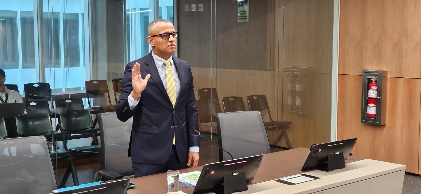 Alejandro Brokke comparece en la Asamblea Legislativa