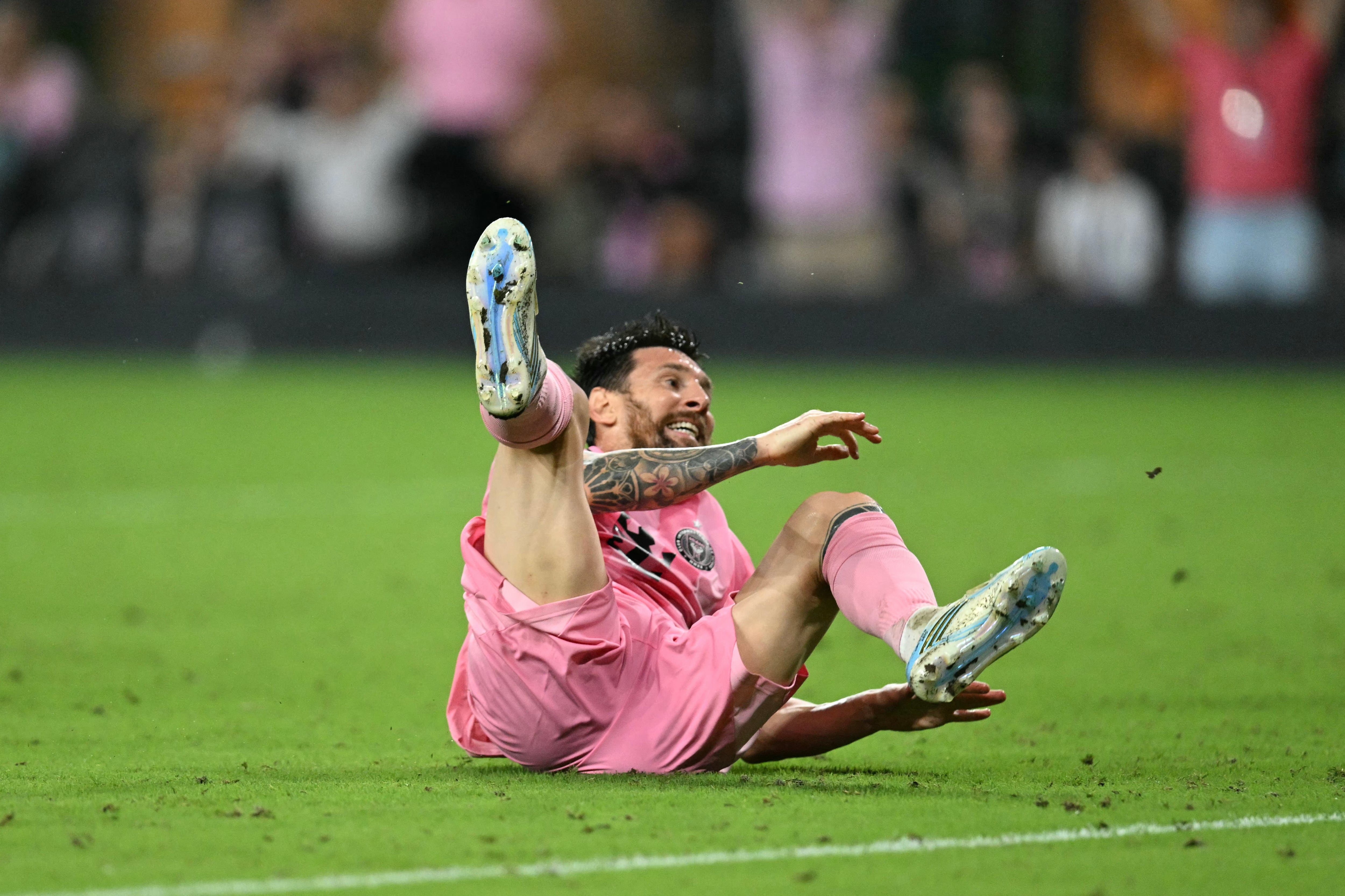 Lionel Messi cae al suelo duante un partido entre el Inter Miami y el CF Montreal en el Nu Stadium de Miami, el pasado 29 de agosto por la MLS.