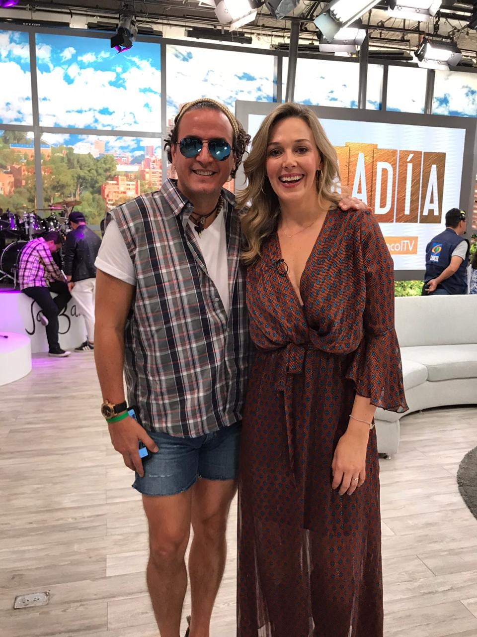 La primera vez que Marcos coincidió con Claudia Elena fue en el set del programa 'Día a día' de Caracol Televisión. Unos niños lo miraban fijamente y Marcos pensó que eran de un coro infantil de Río Grande, pero resultaron ser los propios hijos de Carlos Vives, a quienes la misma Claudia llamó diciendo: 'Niños, vengan, vamos a tomarnos una foto con el papá', refiriéndose a él.