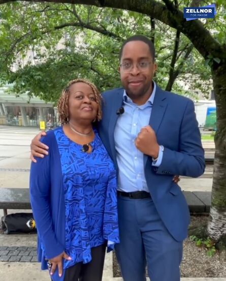 El candidato a la alcaldía de Nueva York Zellnor Myrie y su madre la costarricense Marcelina Cummings