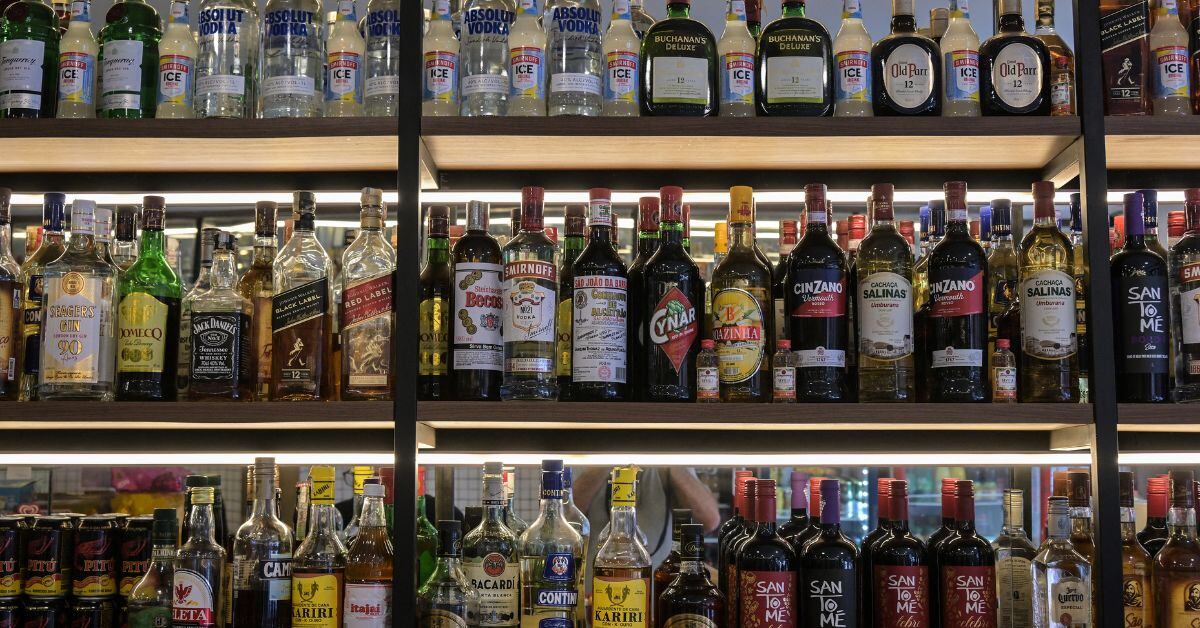 Brasil enciende alarmas por una ola de intoxicaciones por bebidas alcohólicas adulteradas que pueden ser mortales.