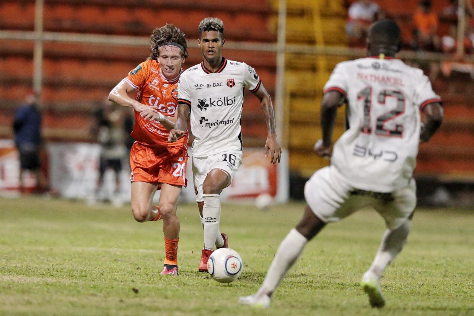 01/172023/ Juego entre Puntarenas FC vs Liga Deportiva Alajuelense por la jornada 02 del torneo clausura de la Liga Promerica en el estadio Lito Pérez / Foto John Durán