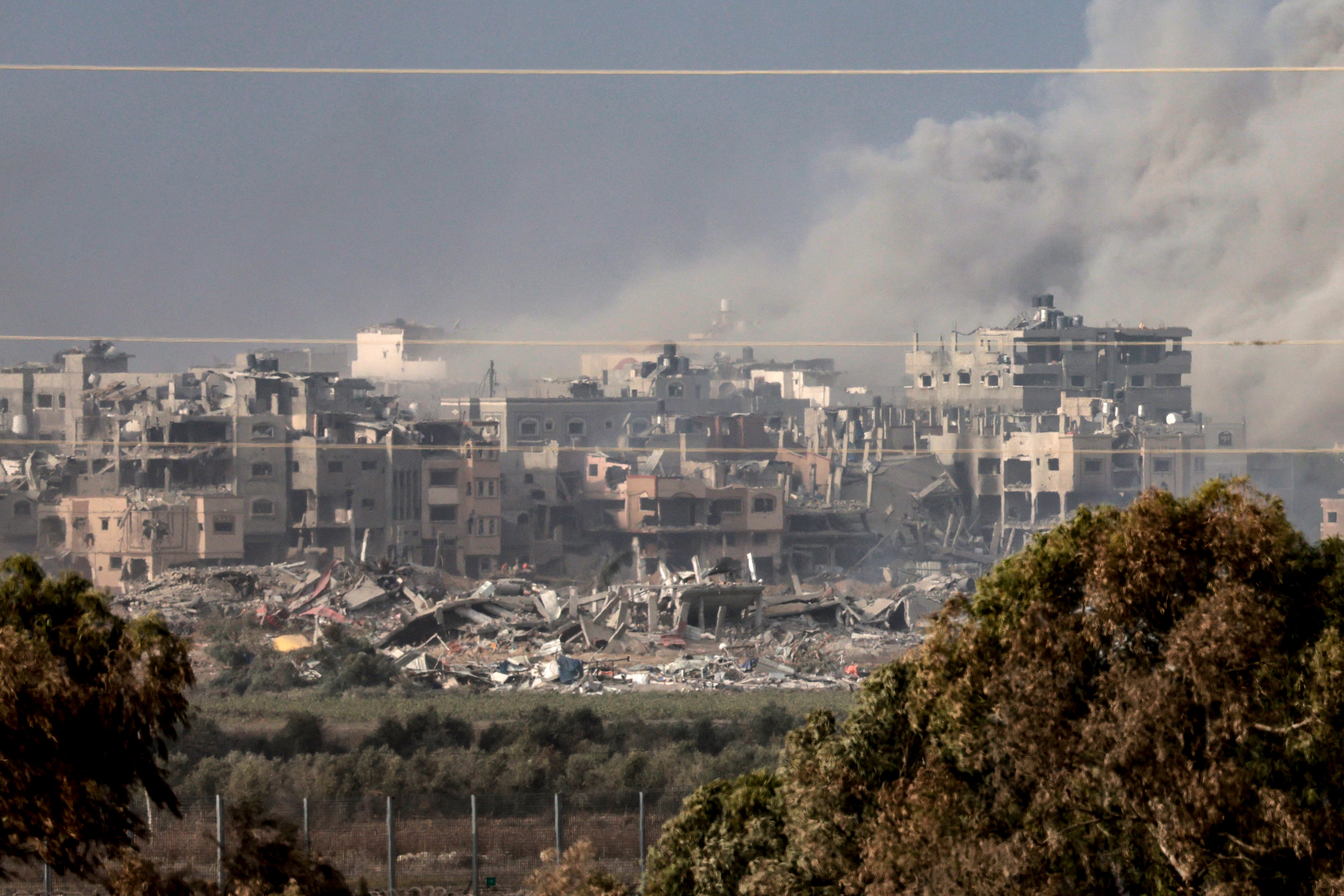 Según el Ministerio de Salud del territorio, al menos 18,200 personas perdieron la vida desde el inicio de la ofensiva israelí, mayormente mujeres y niños.