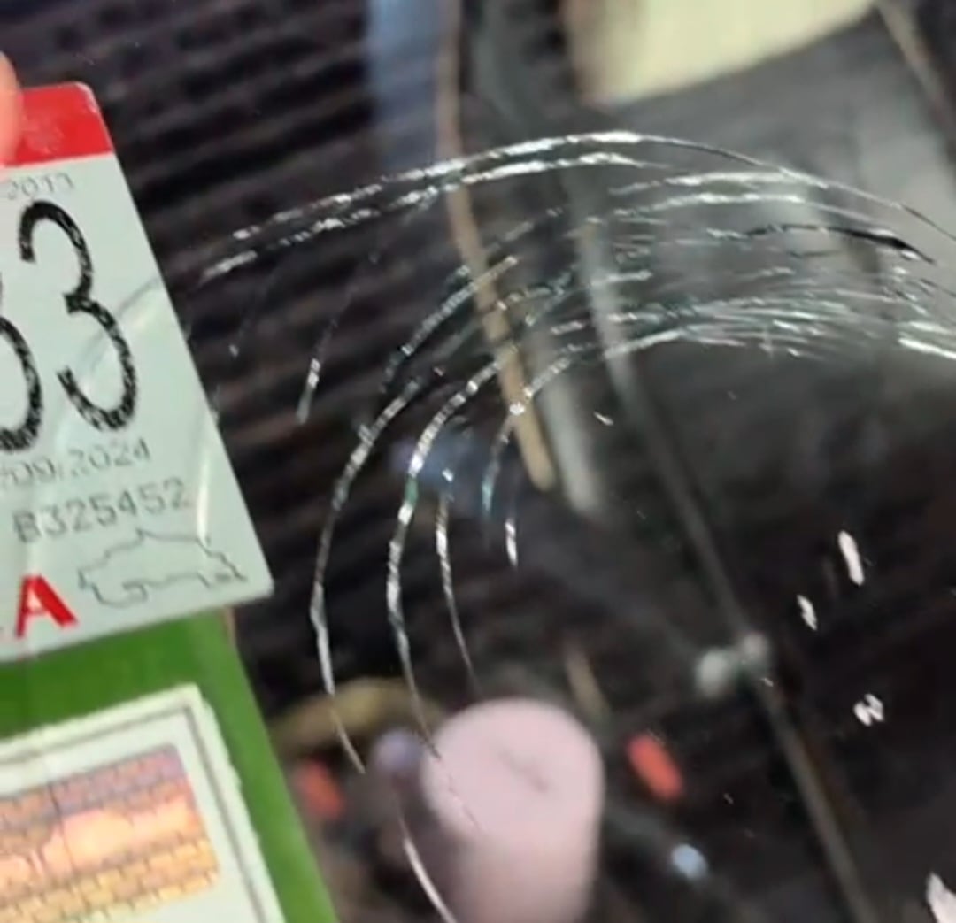 Al vehículo en el que iba Sianyf Agüero le reventaron el parabrisas.