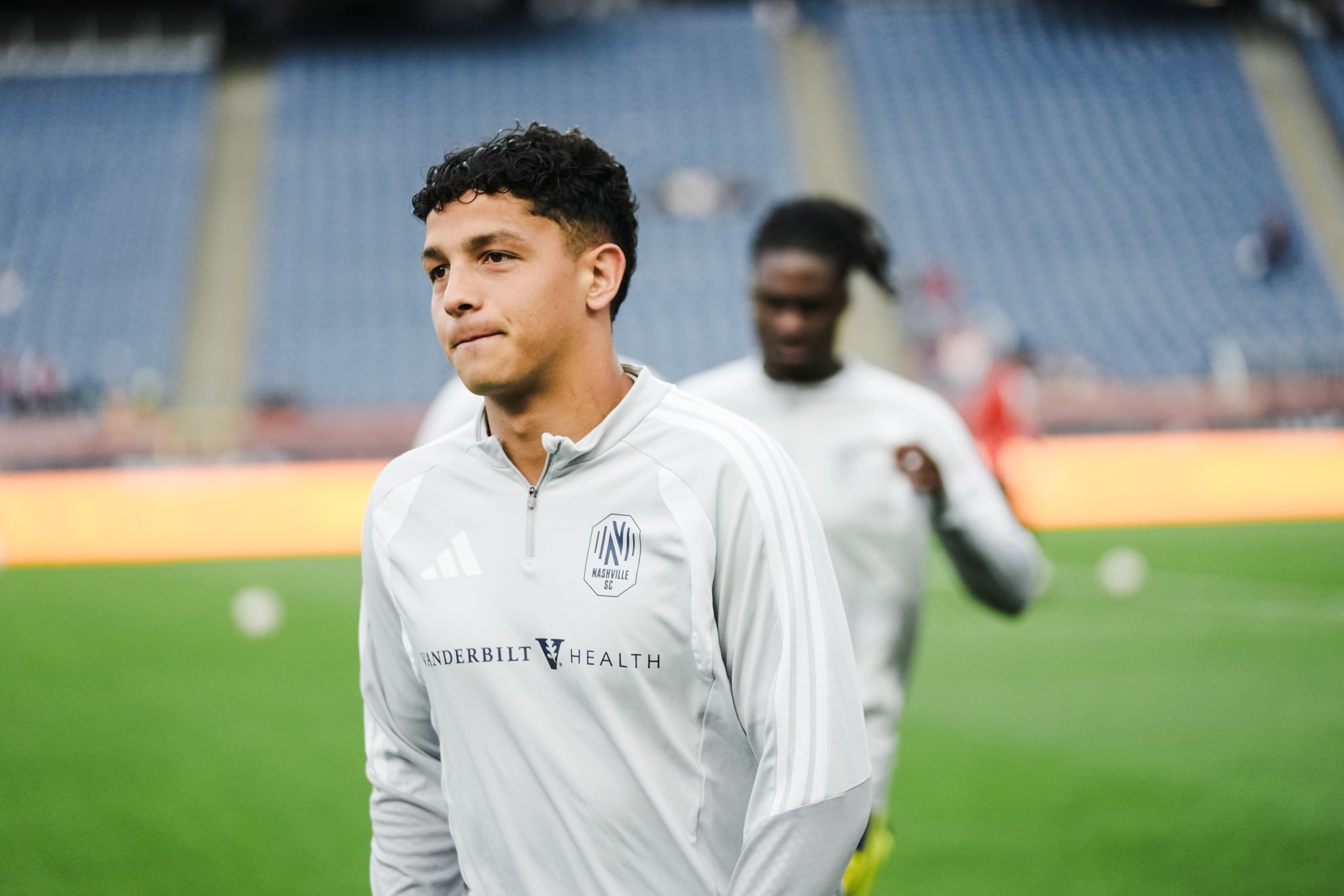 Warren Madrigal en el calentamiento del juego contra New England.