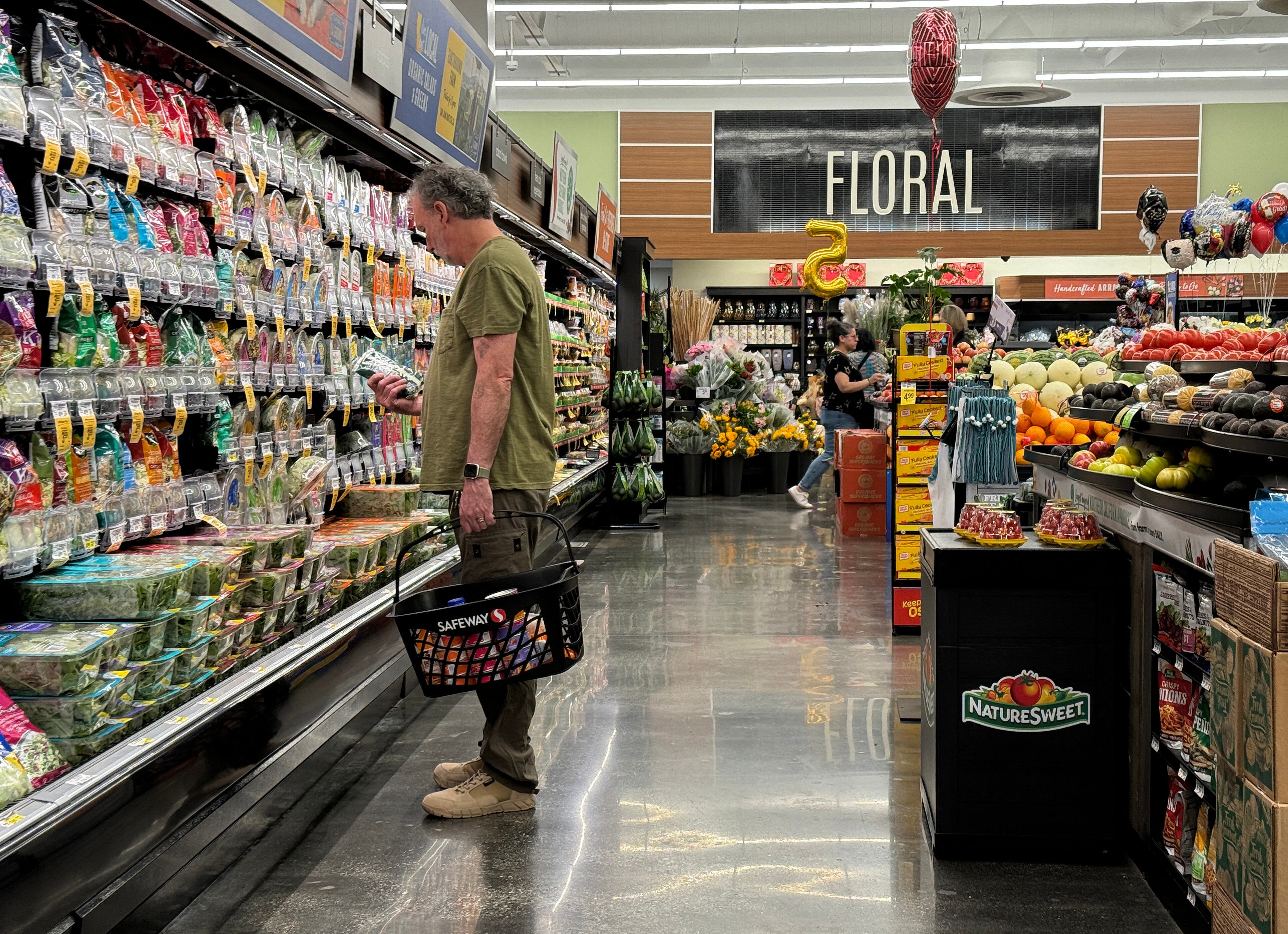MILL VALLEY, CALIFORNIA - JUNE 11: A customer shops at a Safeway store on June 11, 2024 in Mill Valley, California. May inflation numbers are set to be reported on Wednesday ahead of the Fed rates announcement. Justin Sullivan/Getty Images/AFP (Photo by JUSTIN SULLIVAN / GETTY IMAGES NORTH AMERICA / Getty Images via AFP)
