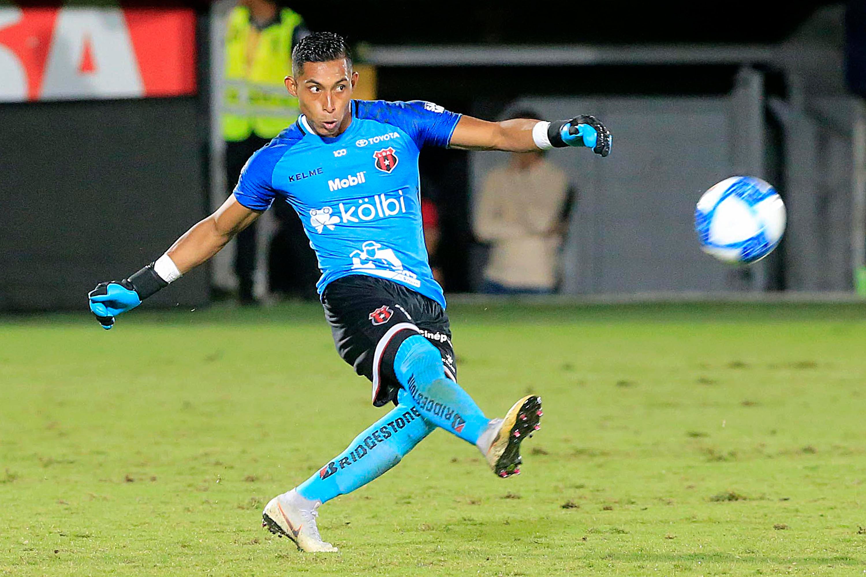 Adonis Pineda cuenta cómo compensa su estatura con la potencia de sus piernas | La Nación