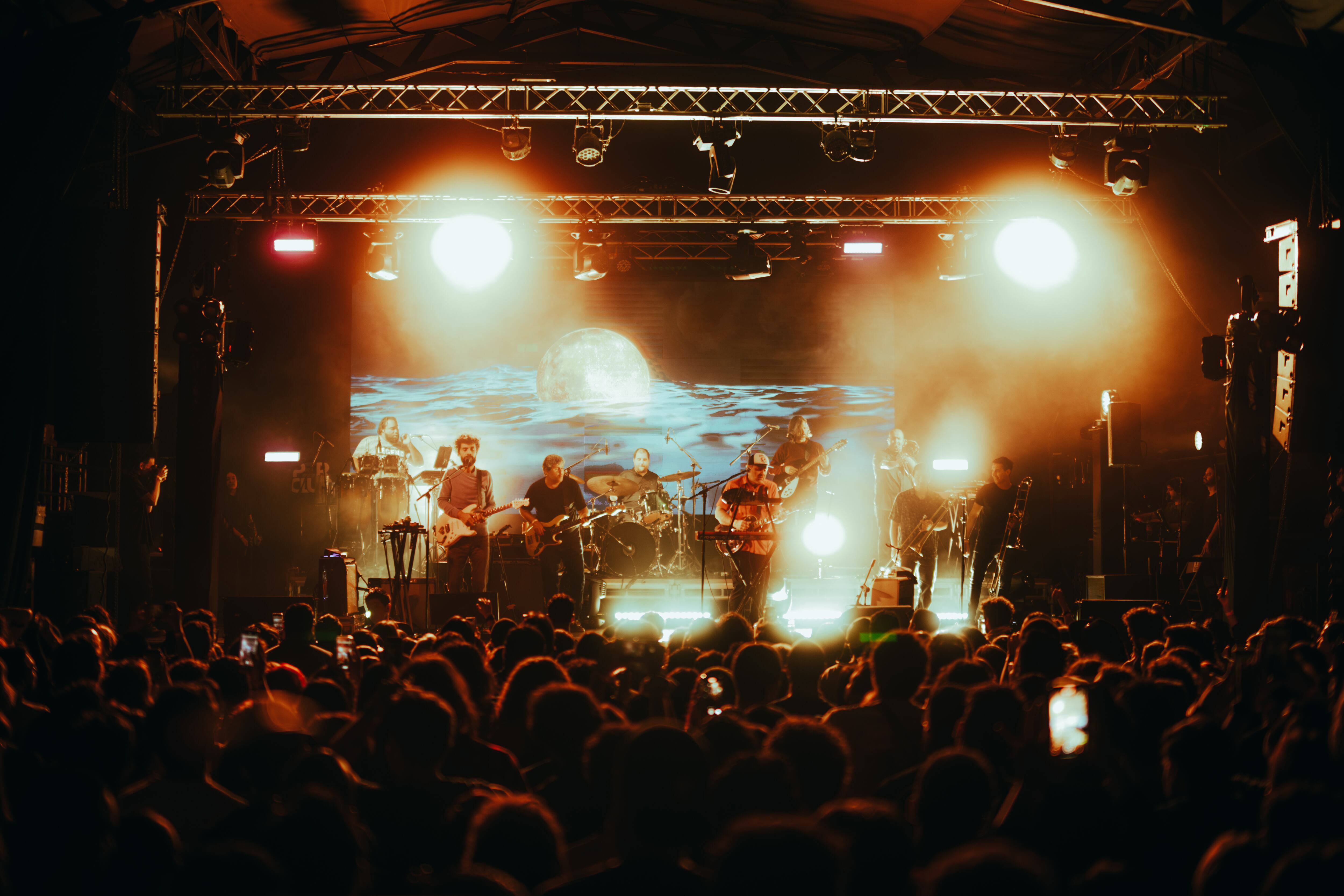 Toma amplia del grupo Señor Loop en el escenario del concierto que dio en Costa Rica.