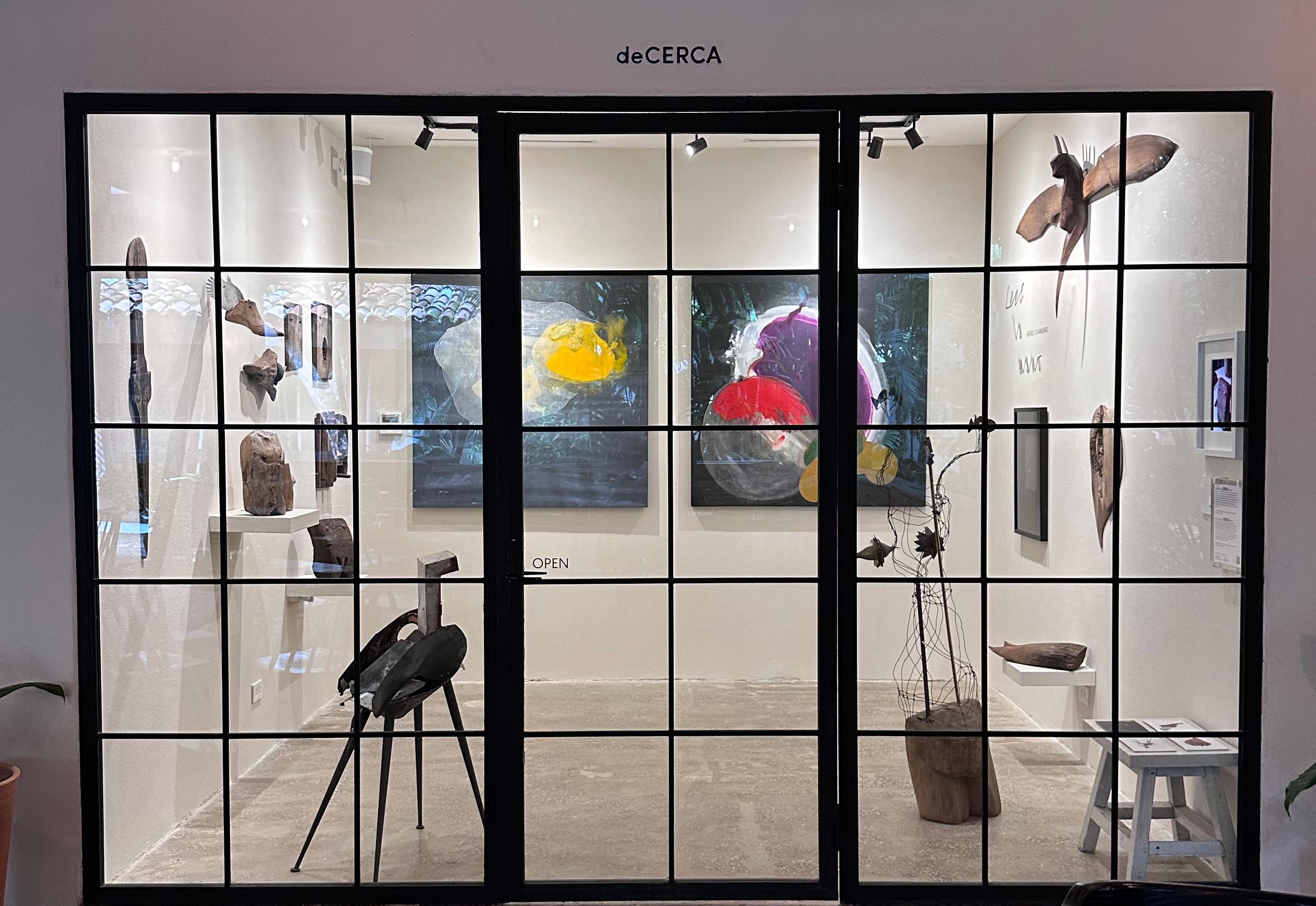 Vista general de la exposición de Rafael Chamorro en deCERCA Nosara.