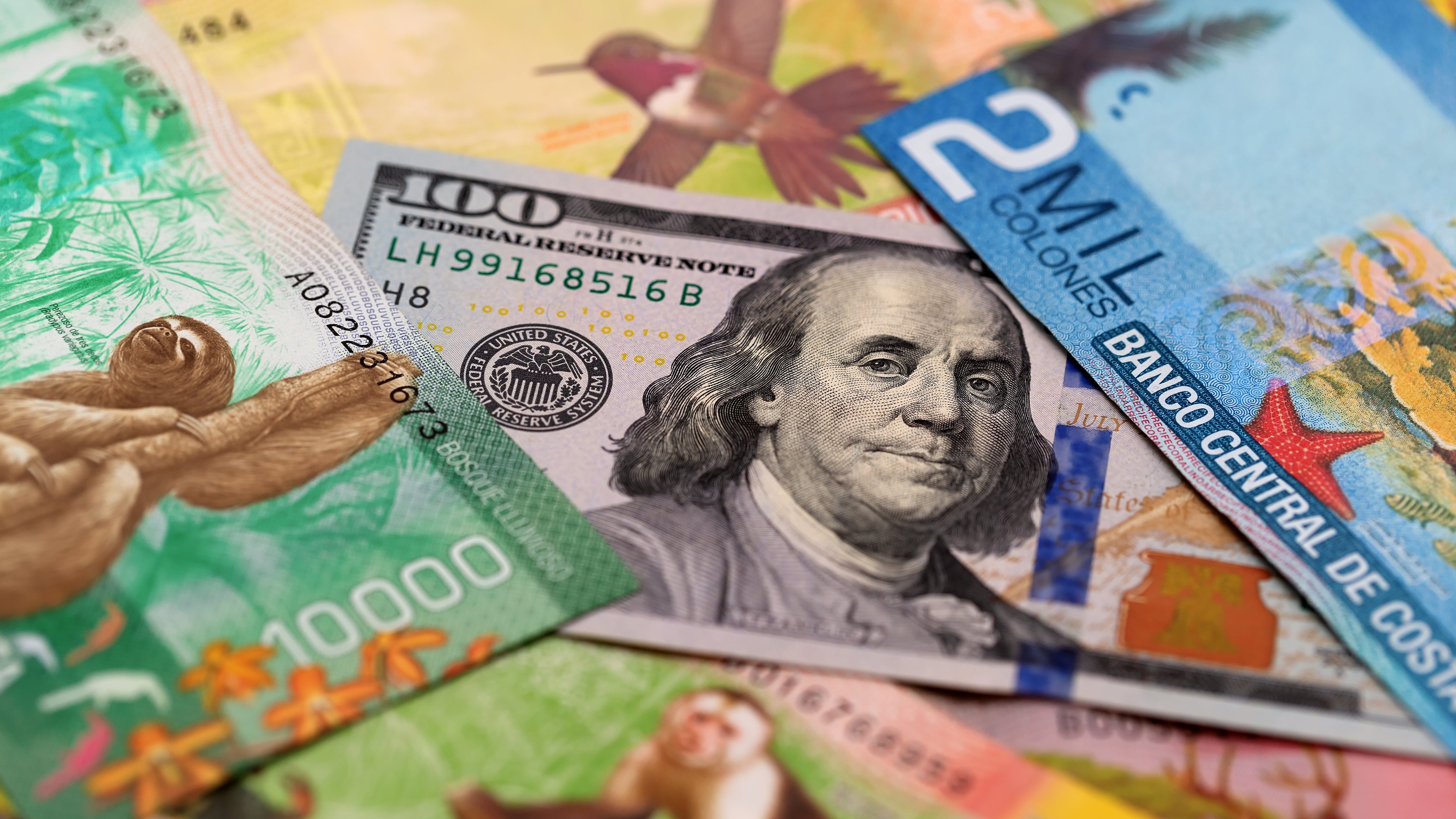 Billetes de colones y dólares.