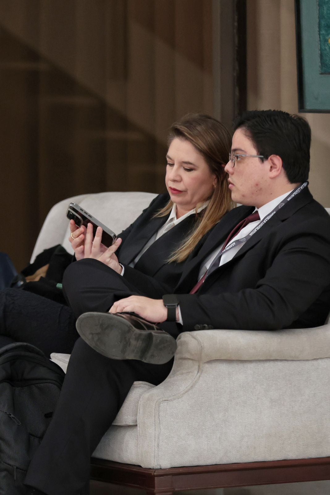 La diputada Claudia Dobles le tuvo que dar su celular a su asesor antes de ingresar a la reunión con el Ejecutivo.