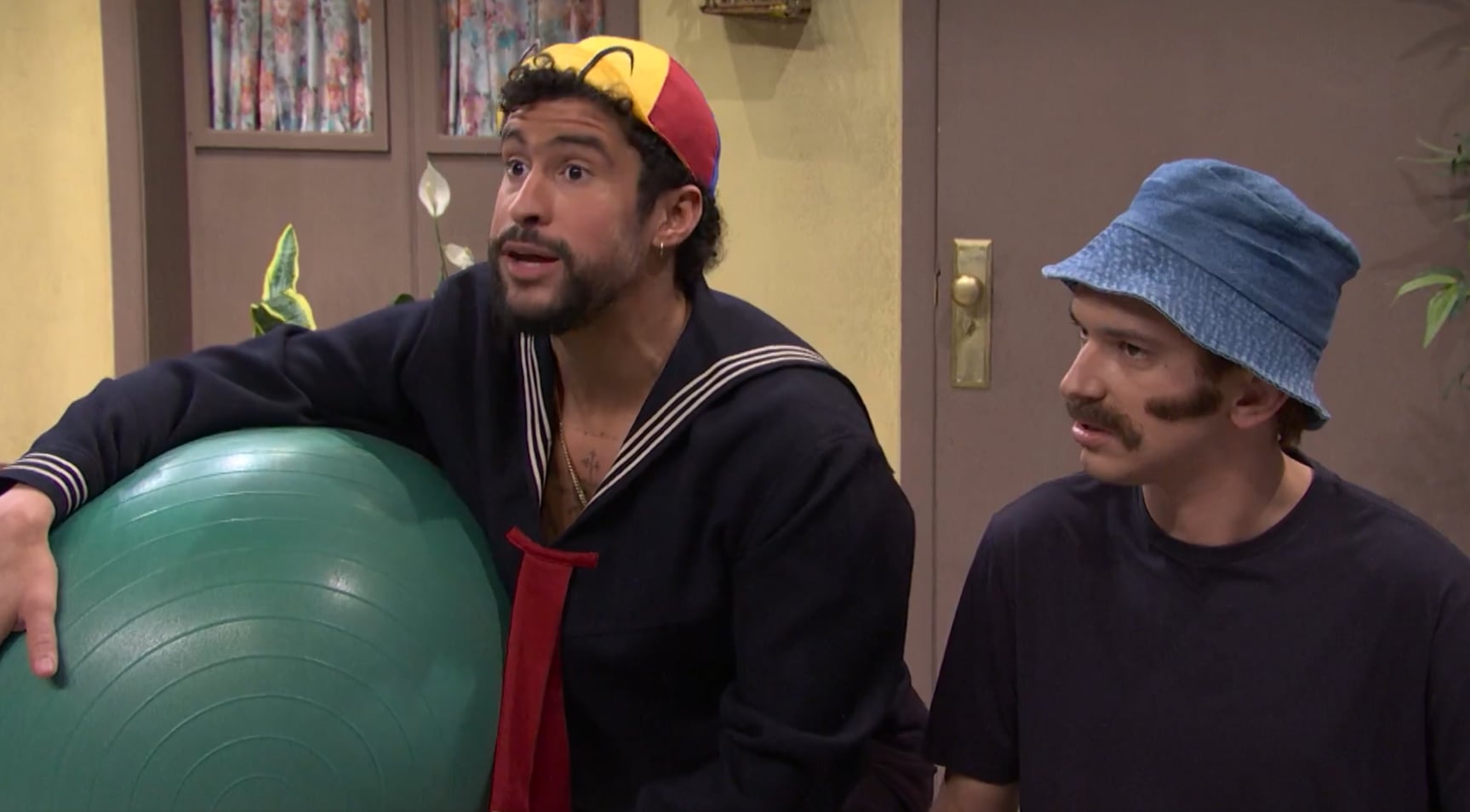 Al igual que en 'El Chavo del 8', Bad Bunny se acompañó de una pelota para representar a Quico.