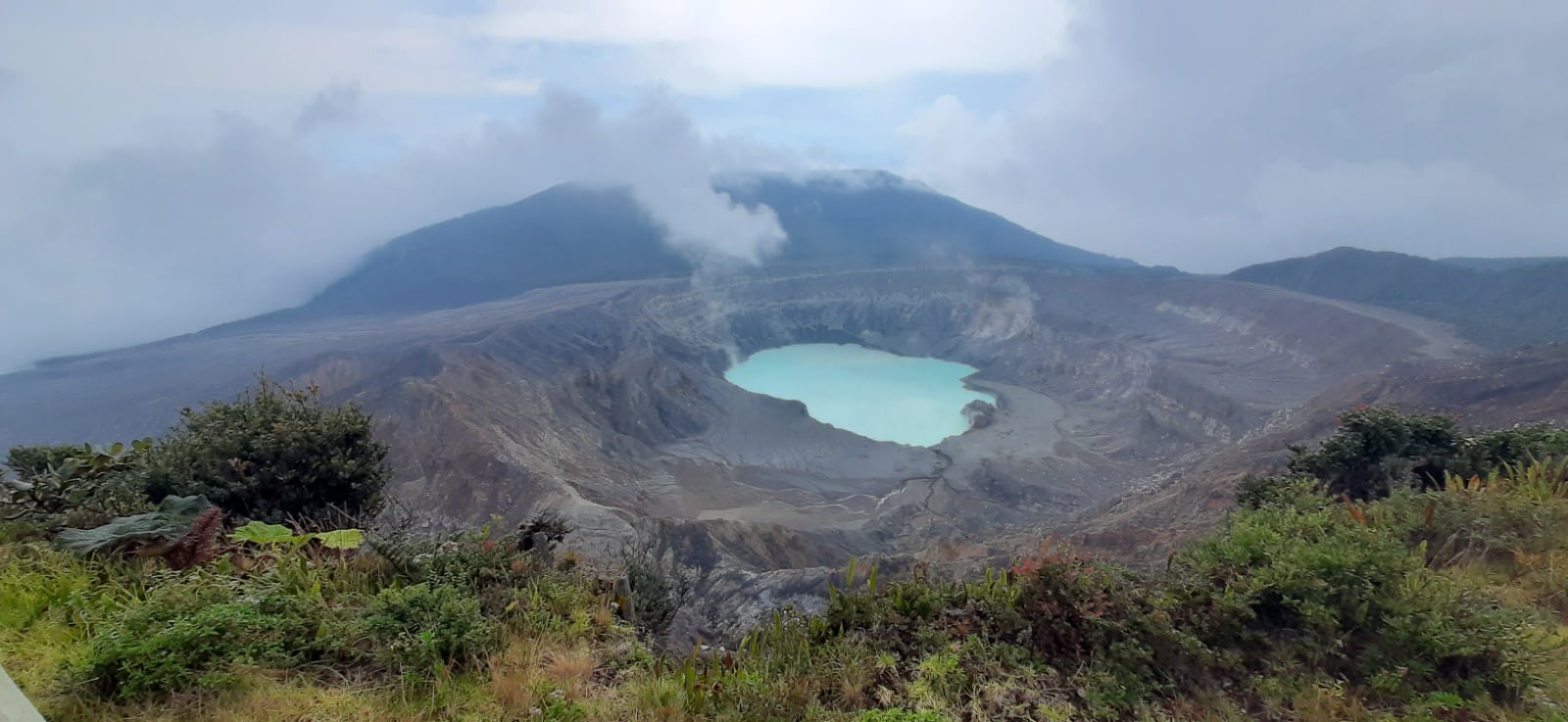 La laguna en el cráter del volcán Poás se observó despejada este jueves 29 de enero, día en que se habilitó el paso por el puente sobre la quebrada Tigre y el parque retomó su operación regular.
