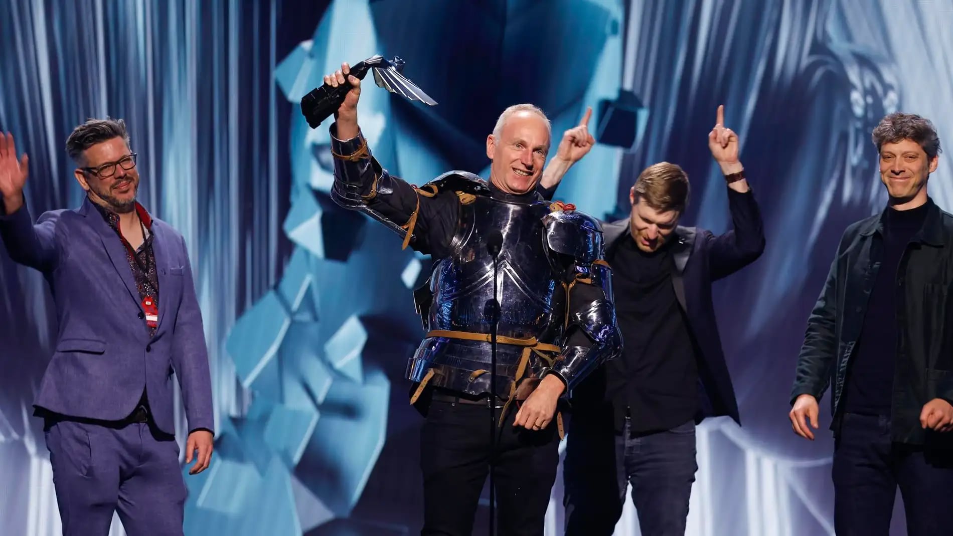 Swen Vincke, fundador y director del estudio recibió el Goty vestido con una armadura.