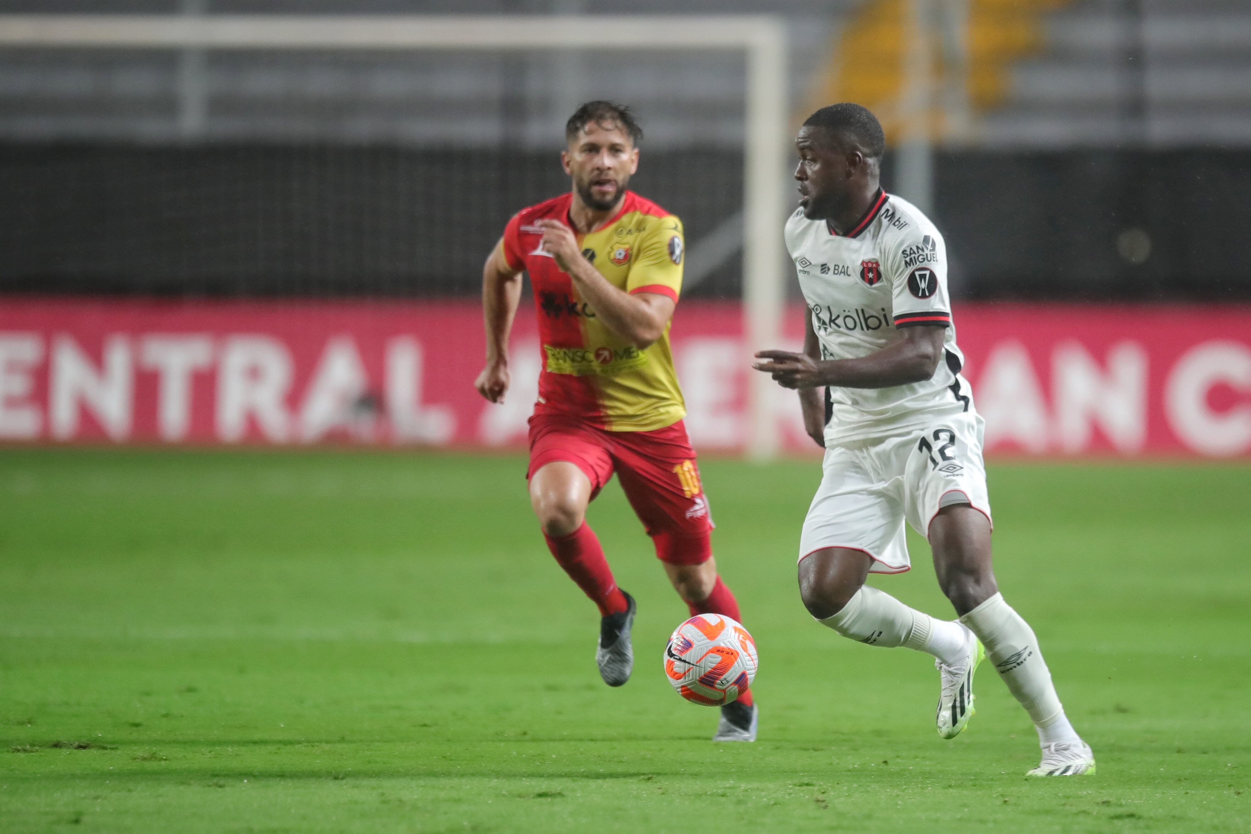 25/10/2023/ Juego entre el Club Sport Herediano vs Liga Deportiva Alajuelense por la copa centroamericana de CONCACAF en el estadio Ricardo Saprissa / Foto John Durán