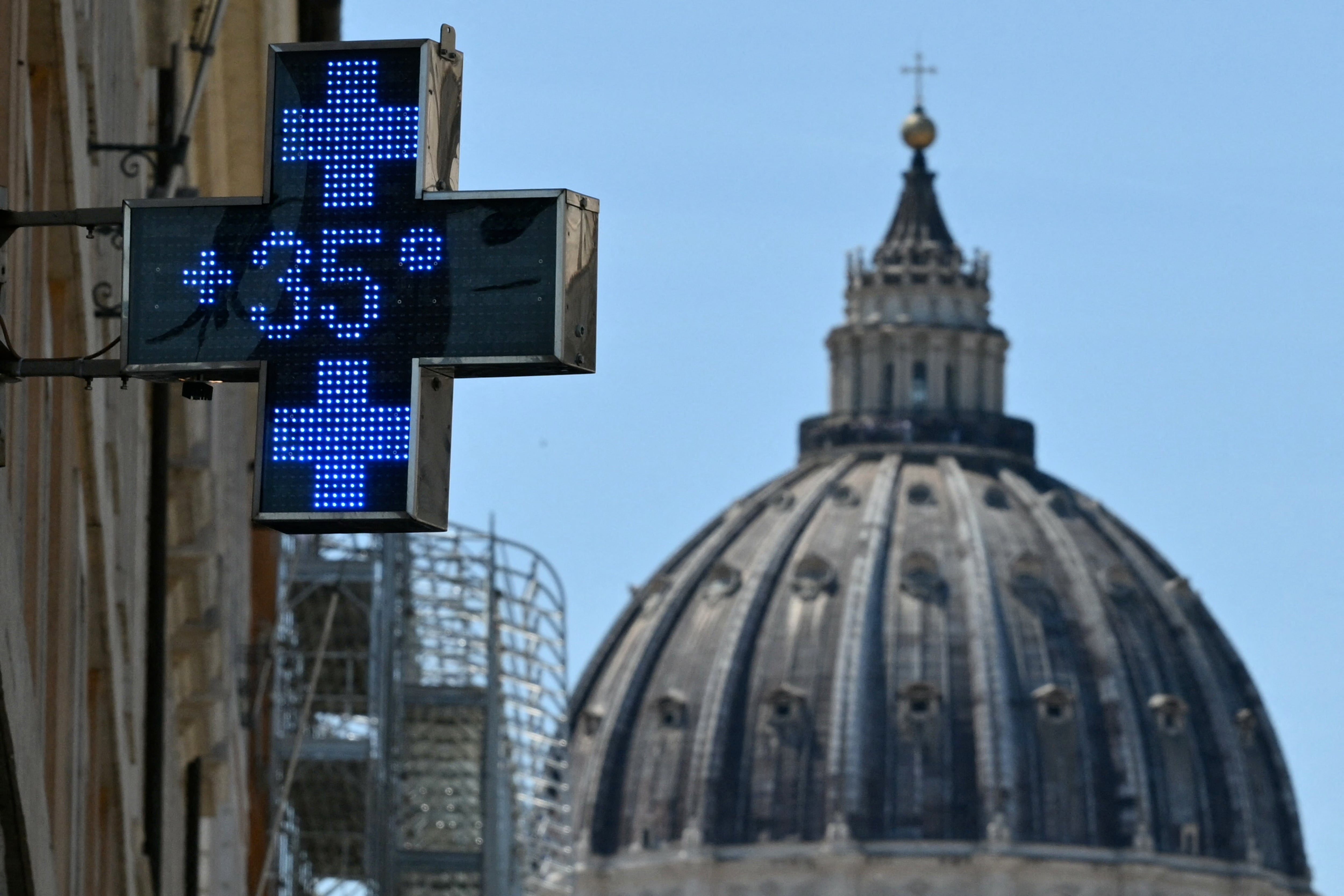 Un termómetro de farmacia marca 35 grados centígrados mientras al fondo se observa la cúpula de la basílica de San Pedro, en Roma, durante una ola de calor temprana registrada este 26 de mayo de 2026. (Foto: Alberto Pizzoli / AFP)