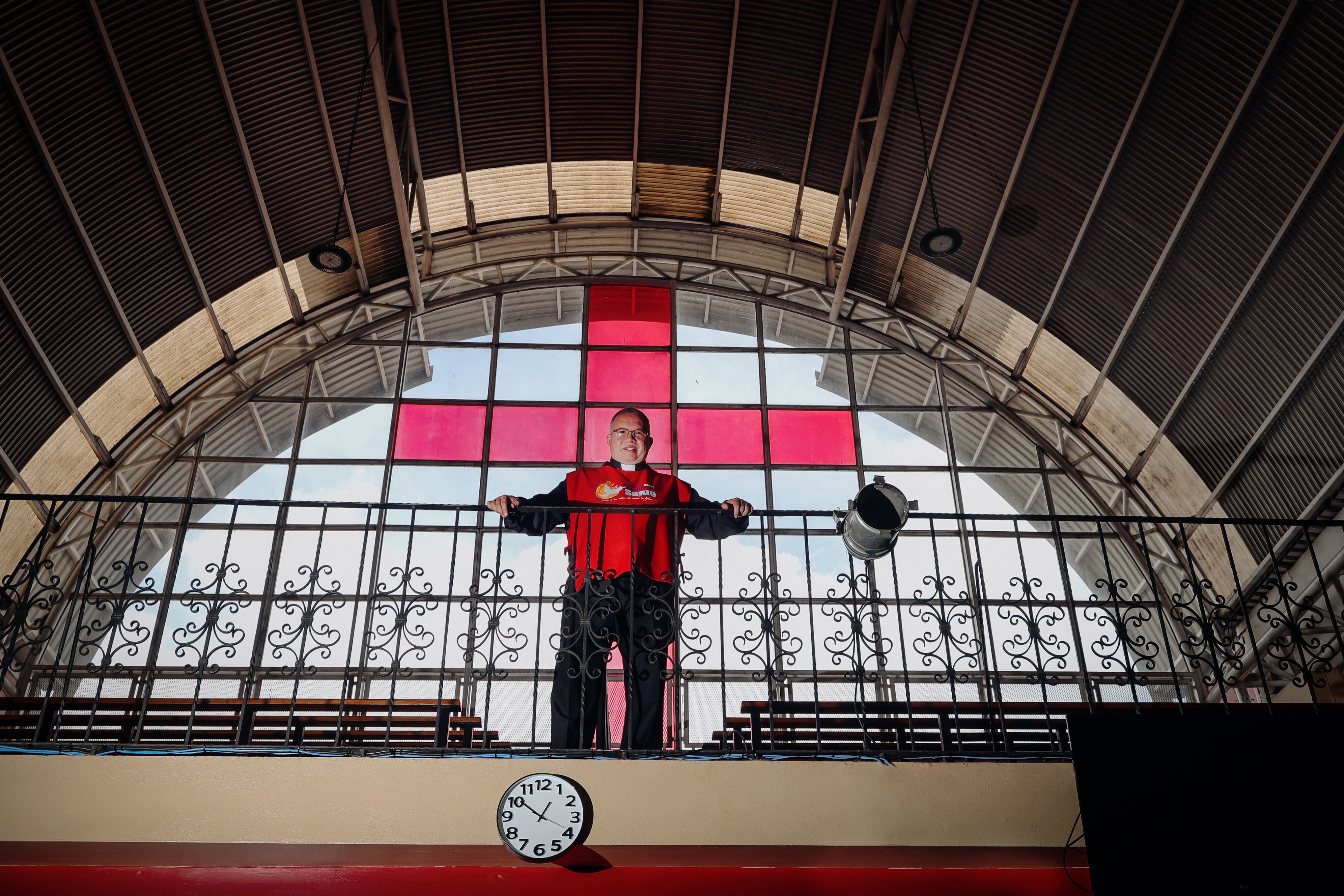 04/07/2025/ Retratos del padre Sergio en la sede Obras del Espíritu Santo / Foto John Durán / MATERIAL EMBARGADO PARA REVISTA DOMINICAL
