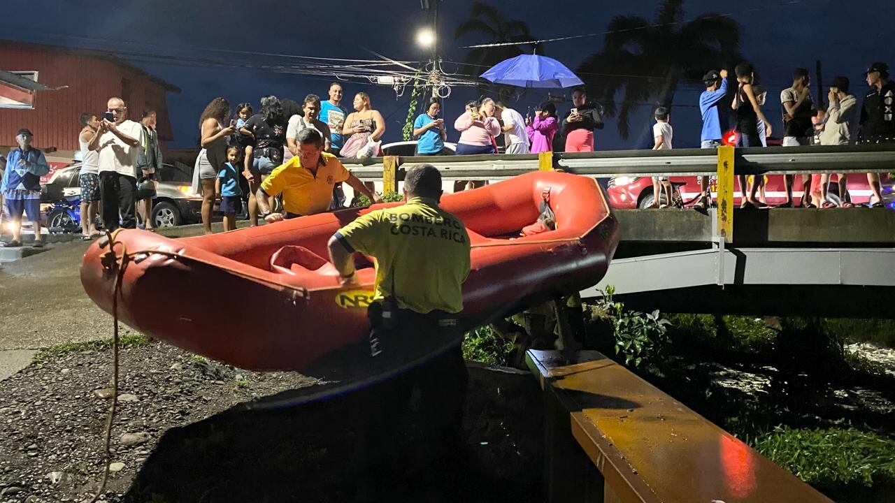 El Cuerpo de Bomberos retiró el cuerpo de las aguas en el río Limóncito en la noche de este miércoles.