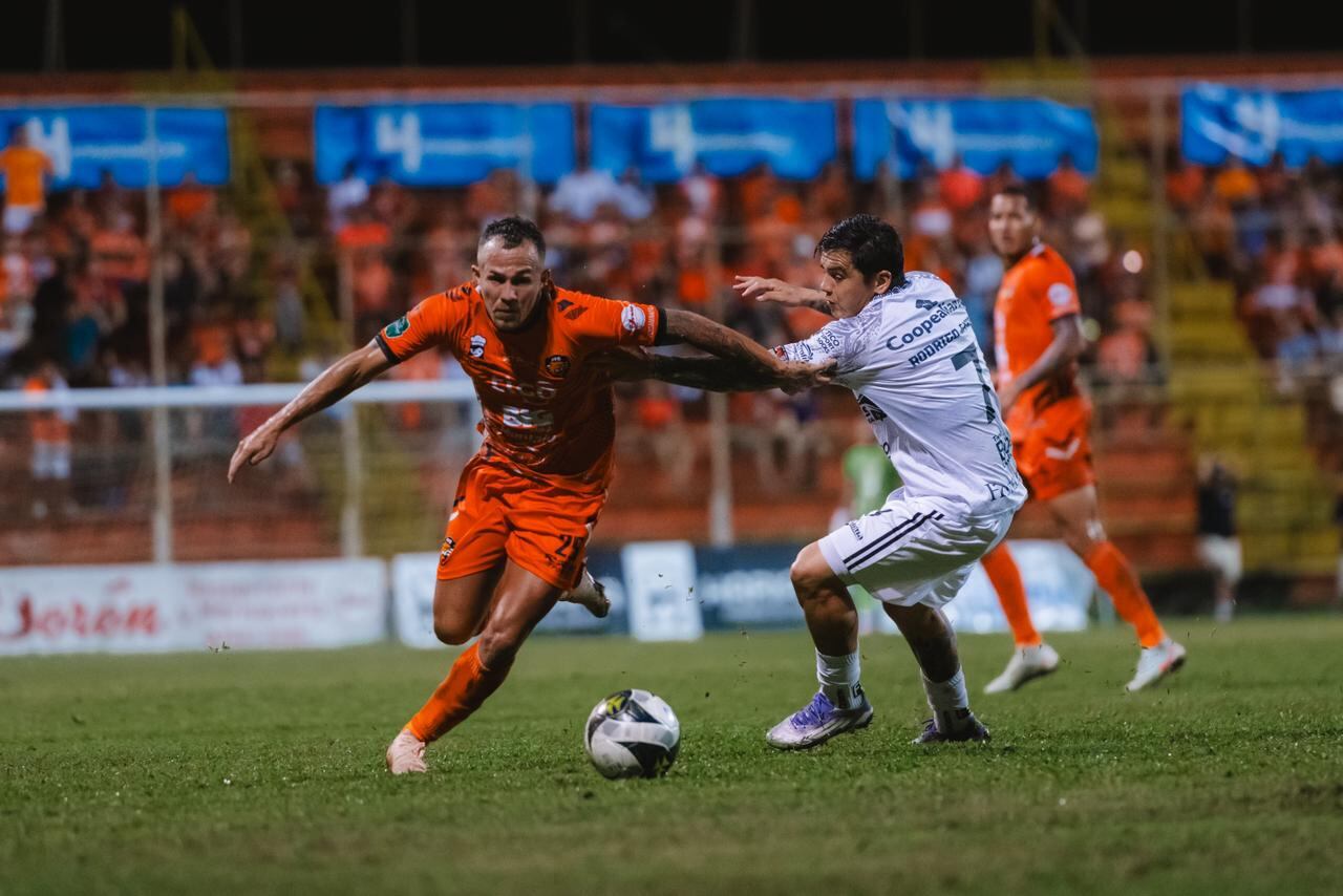 Kliver Gómez de Puntarenas buscó ser ofensivo por la zona derecha de los porteños.