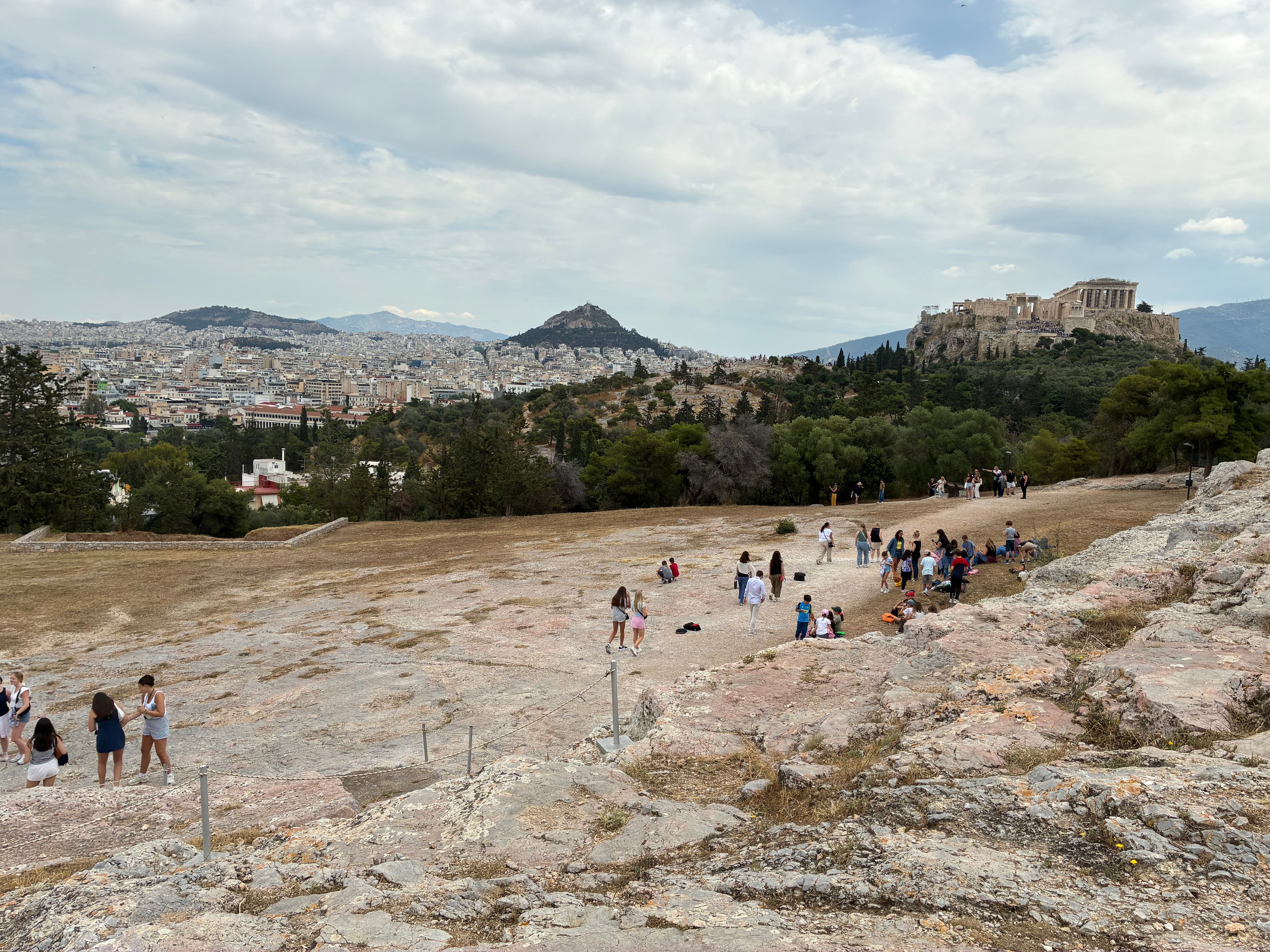 Vista de la Acrópolis desde la Pnyx en Atenas, Grecia.