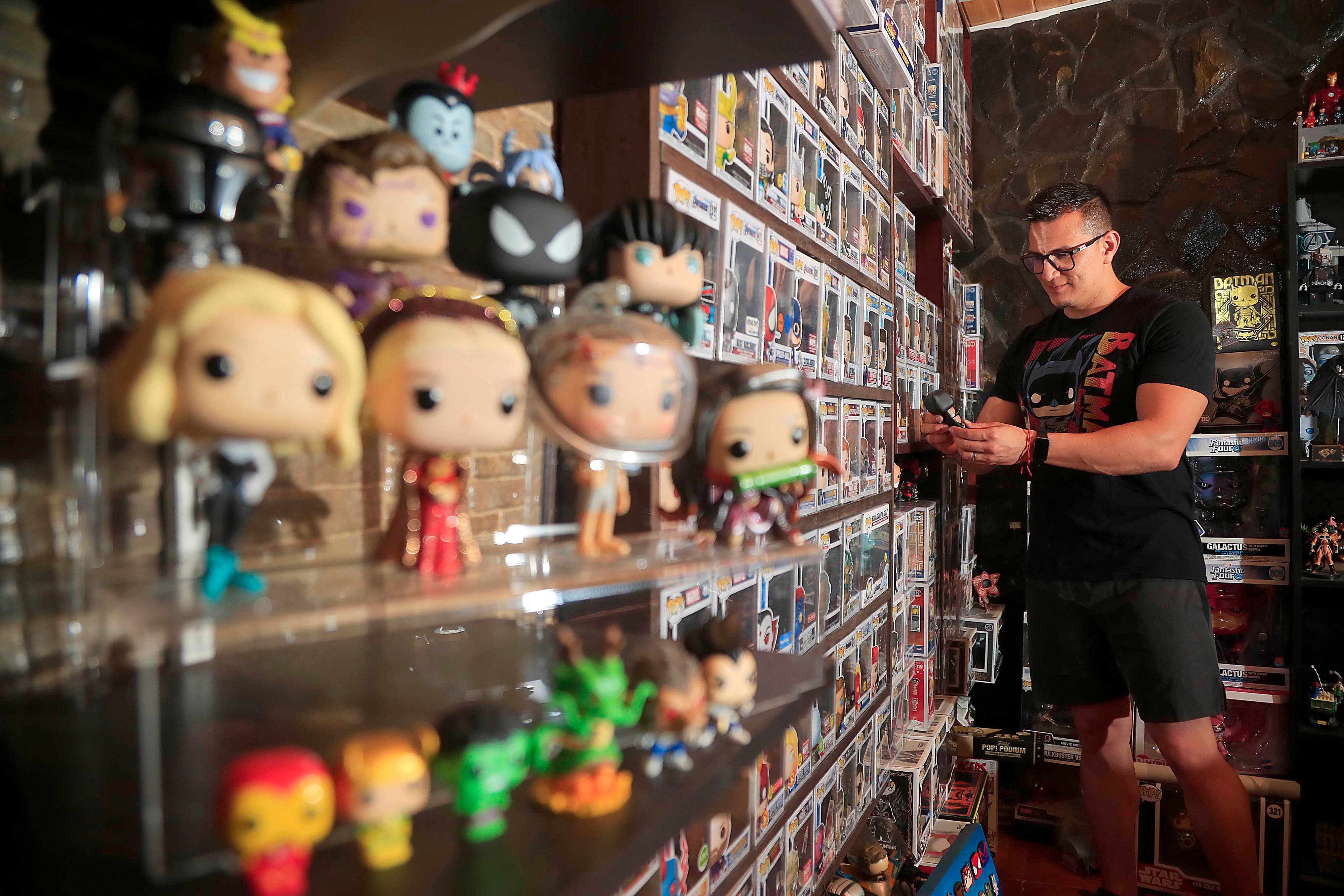 11/09/2023 San Juan de Dios de Desamparados. Willy, coleccionista de funkos. El y su esposa, Shirley, tienen una amplia colección de aproximadamente 700 que incluye posters y sus propios funkos.