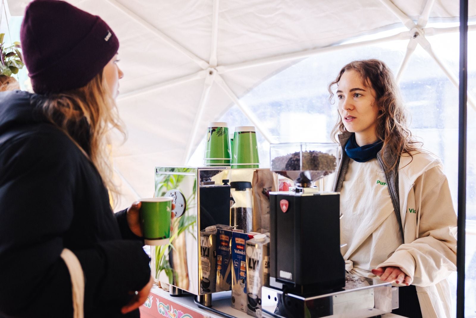 Los visitantes pueden degustar de café y chocolate costarricense.