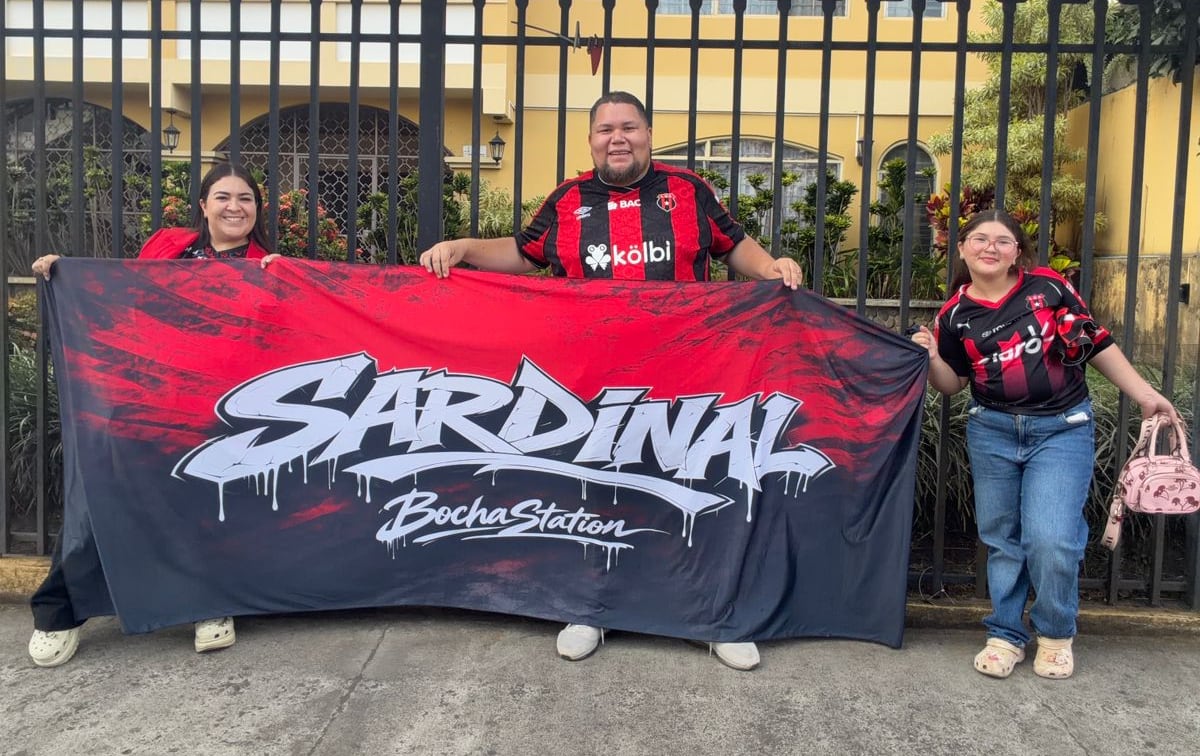 Sara Castillo junto a su esposo Andrey Villegas y su hija, Camila. Ellos son aficionados a Alajuelense y no se pierden un juego en el Morera Soto.
