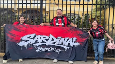 Pareja de esposos involucró a jugadores de Alajuelense en divertido reto... ¡y ahora deberán tener un bebé!