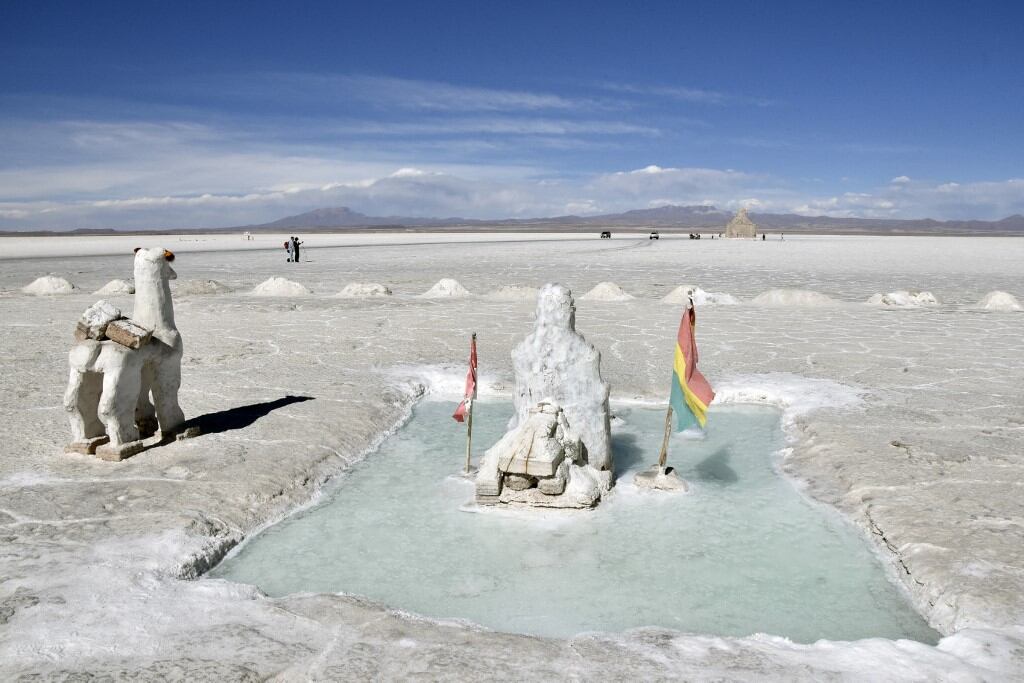 Esculturas de sal en el Salar de Uyuni, el salar más grande del mundo, en Uyuni, sur de Bolivia.