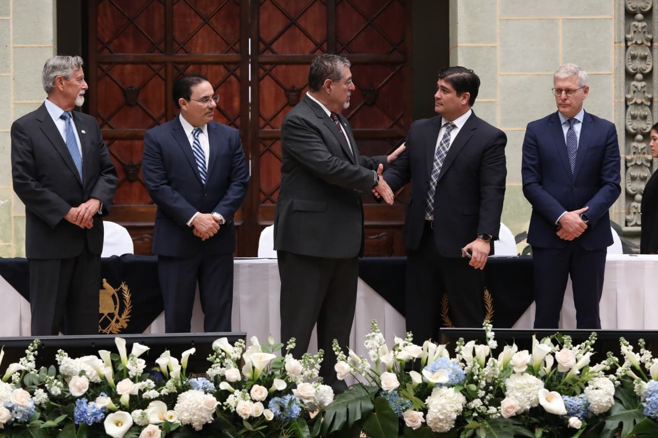 Carlos Alvarado, expresidente de Costa Rica, saluda al mandatario de Guatemala, Bernardo Arévalo.