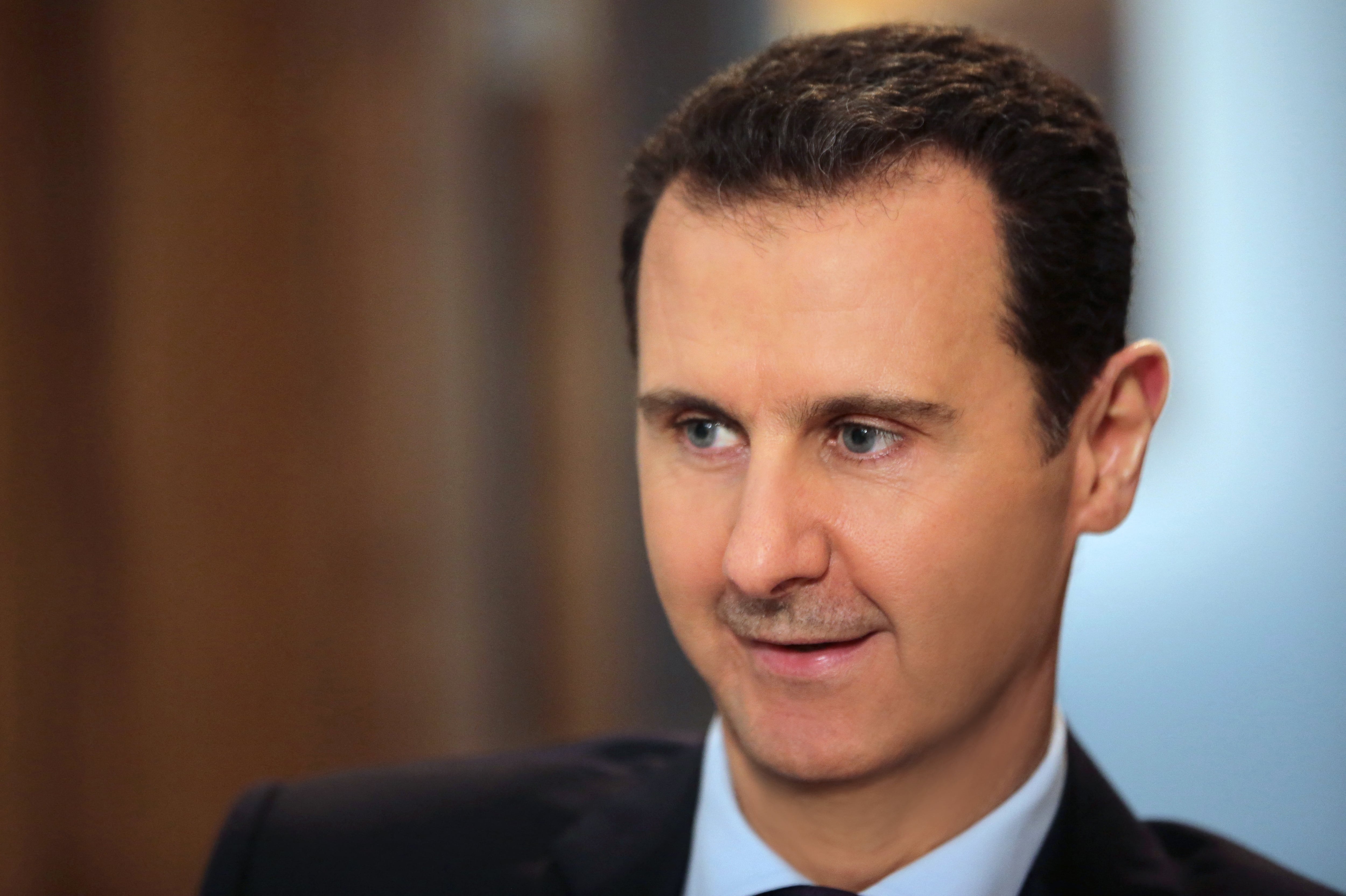 El presidente sirio, Bashar al-Assad, escucha una pregunta durante una entrevista exclusiva con AFP en la capital, Damasco, el 11 de febrero de 2016